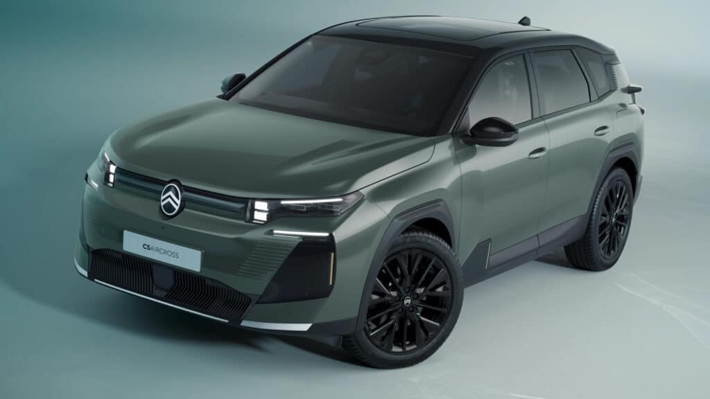 Auf diesem Bild ist ein moderner, dunkelgrüner Citroën C5 Aircross SUV in einer Front-Dreiviertelansicht zu sehen.