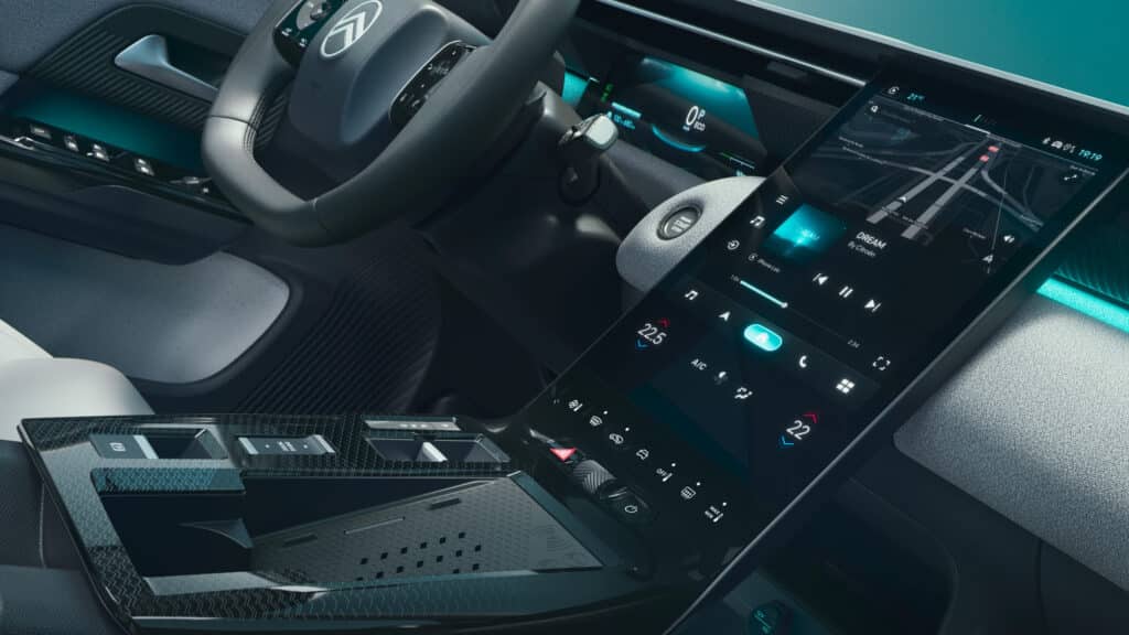 Auf diesem Bild ist der moderne und digitalisierte Innenraum eines C5 Aircross zu sehen, der ein Lenkrad, große Displays und eine interaktive Mittelkonsole zeigt.