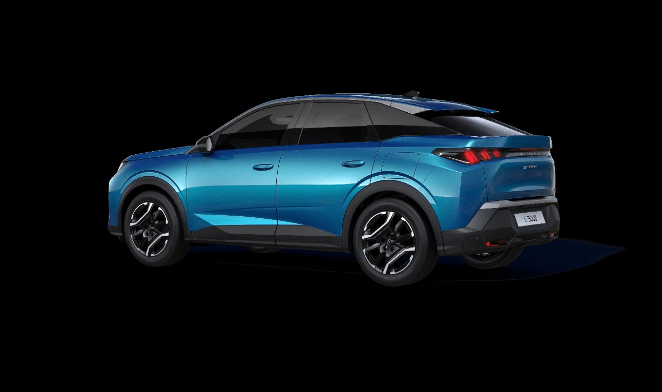 Dieses Bild zeigt einen blauen Peugeot e-3008 aus der hinteren Dreiviertelansicht vor einem schwarzen Hintergrund.