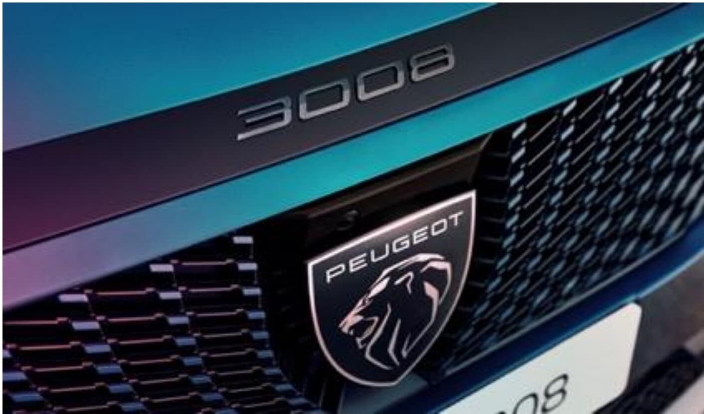Auf diesem Bild ist die Front eines Peugeot 3008 mit dem markanten Logo und der Modellbezeichnung zu sehen.
