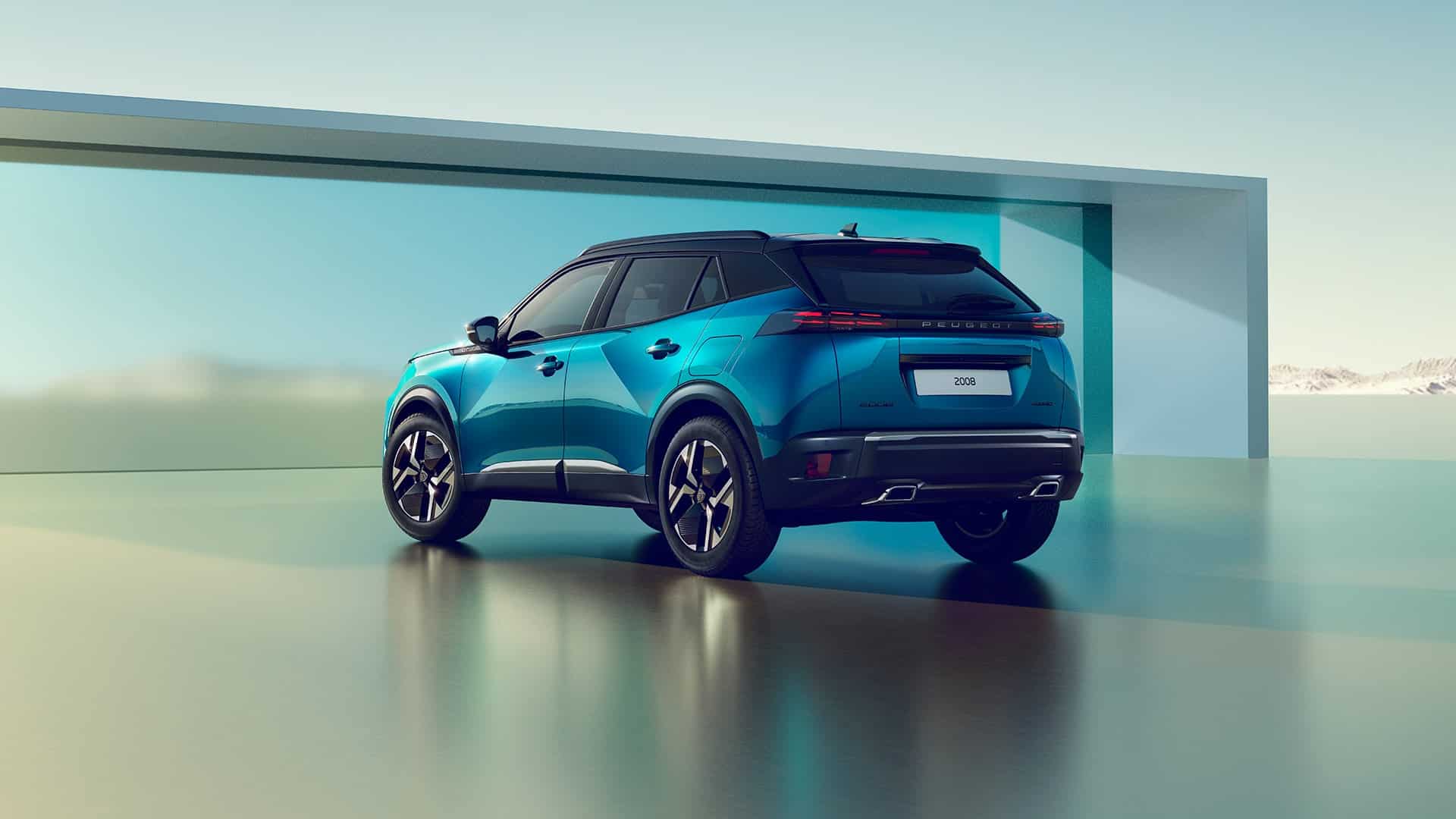 Peugeot 2008 schräg hinten in moderner Architektur-Szene