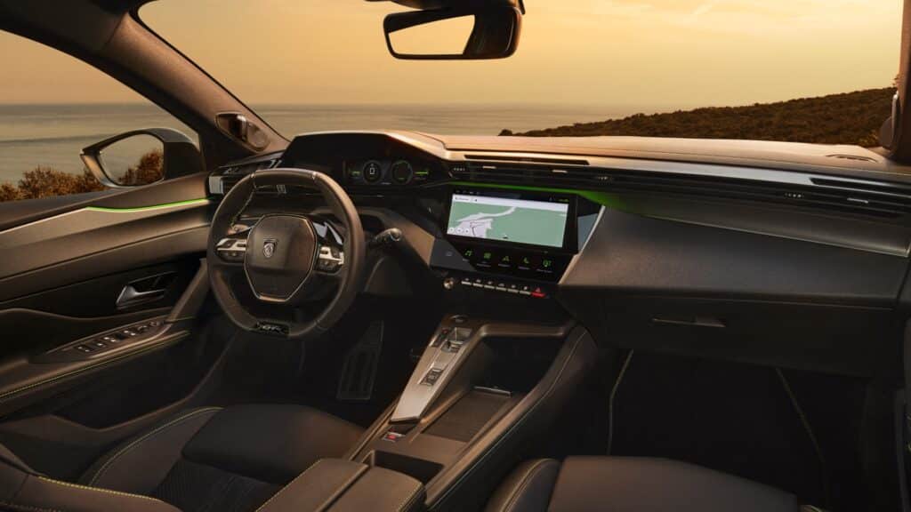 Hochwertiger Innenraum des Peugeot 408 mit großem Touchscreen und klarer Linienführung