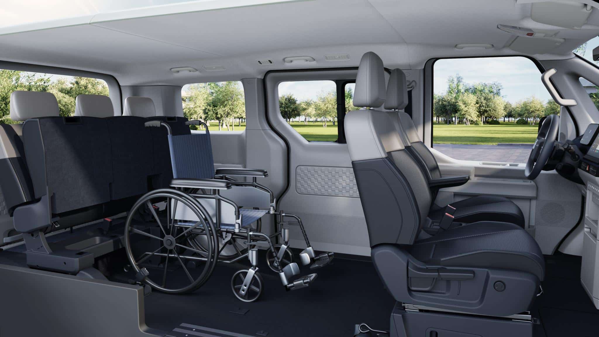Barrierefreier Innenraum des Kia PV5 Passenger Elektro-Vans mit einem gesicherten Rollstuhlplatz im Fahrgastraum