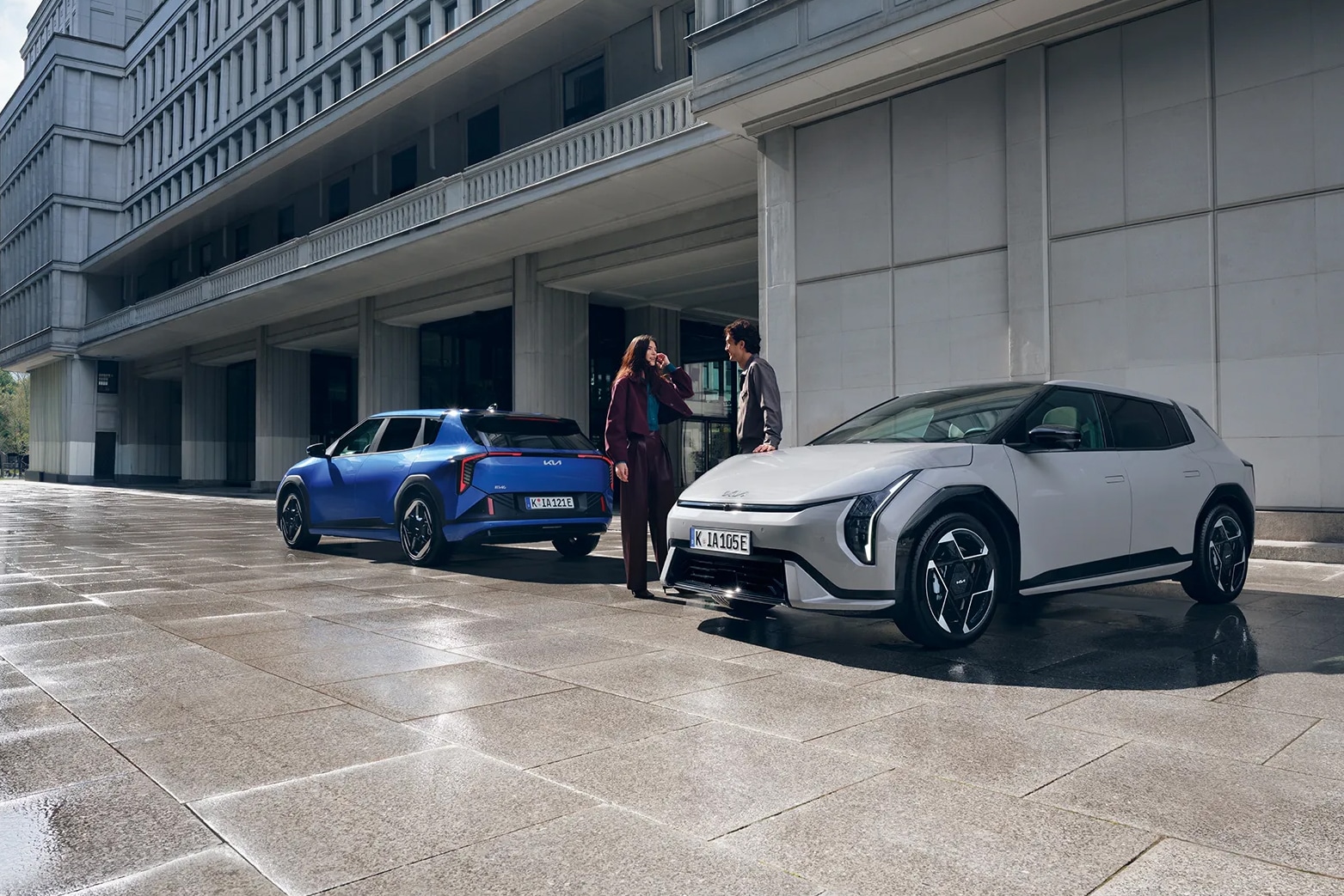 Die Vielfältigkeit des Kia EV4 in Front- und Heckansicht
