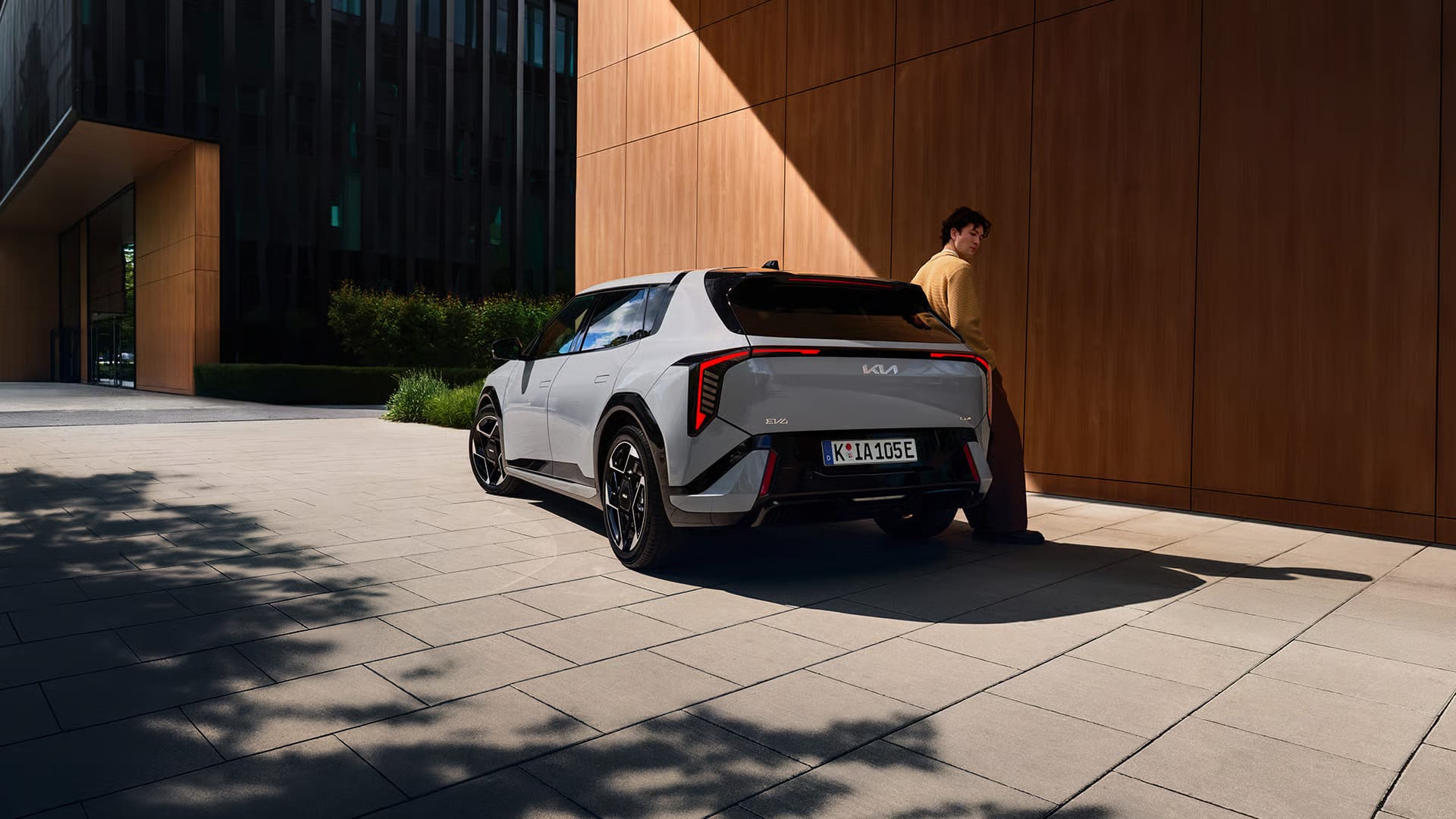Der Kia EV4 in Heckansicht vor einem Gebäude