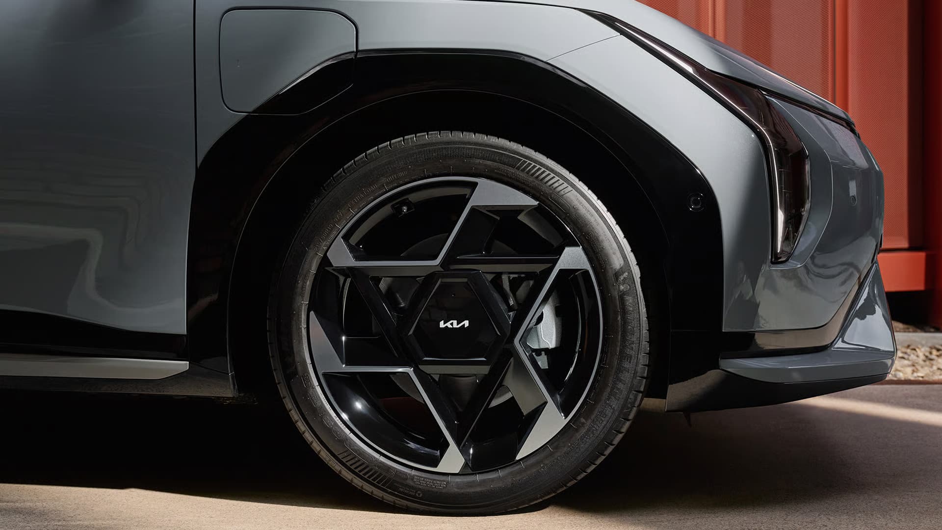 Detailansicht eines Reifen des Kia EV4