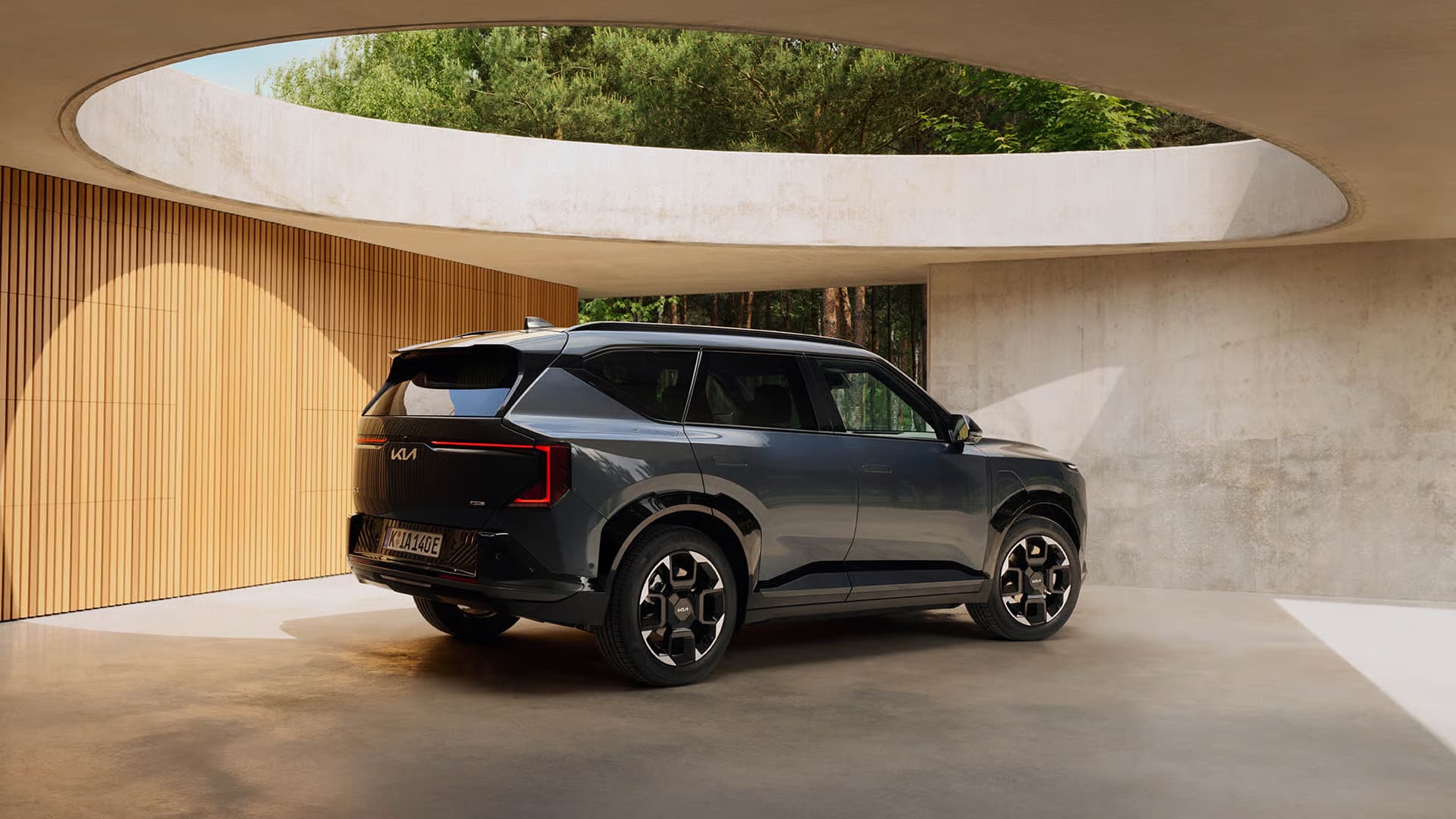 Heckansicht des Kia EV5 in dynamischer architektonischer Umgebung