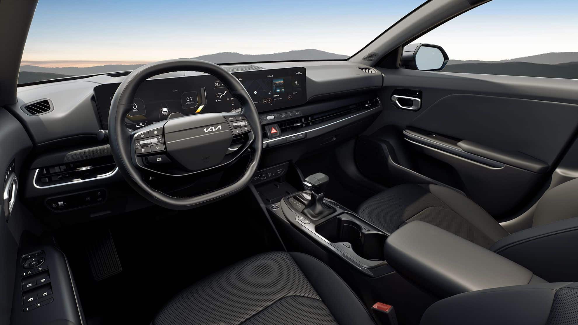 Innenraum des Kia K4 Sportswagon mit Lenkrad, digitalem Display und Mittelkonsole mit Automatikschaltung