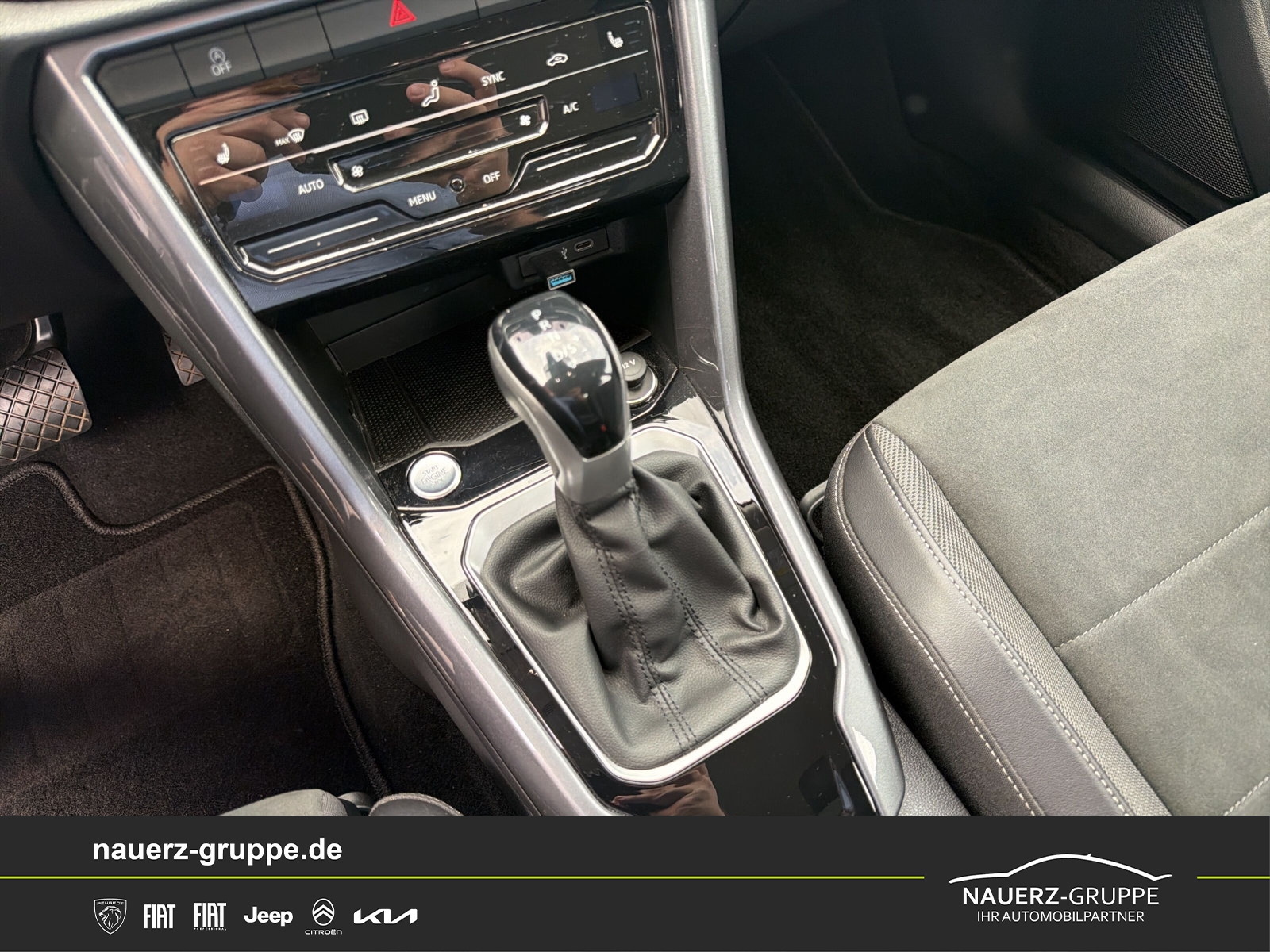 Fahrzeugabbildung Volkswagen T-Roc Style - mit KI generiert/bearbeitet