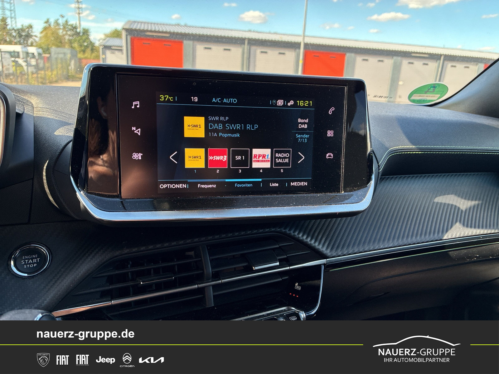 Fahrzeugabbildung Peugeot 2008 e- GT 136 - mit KI generiert/bearbeitet