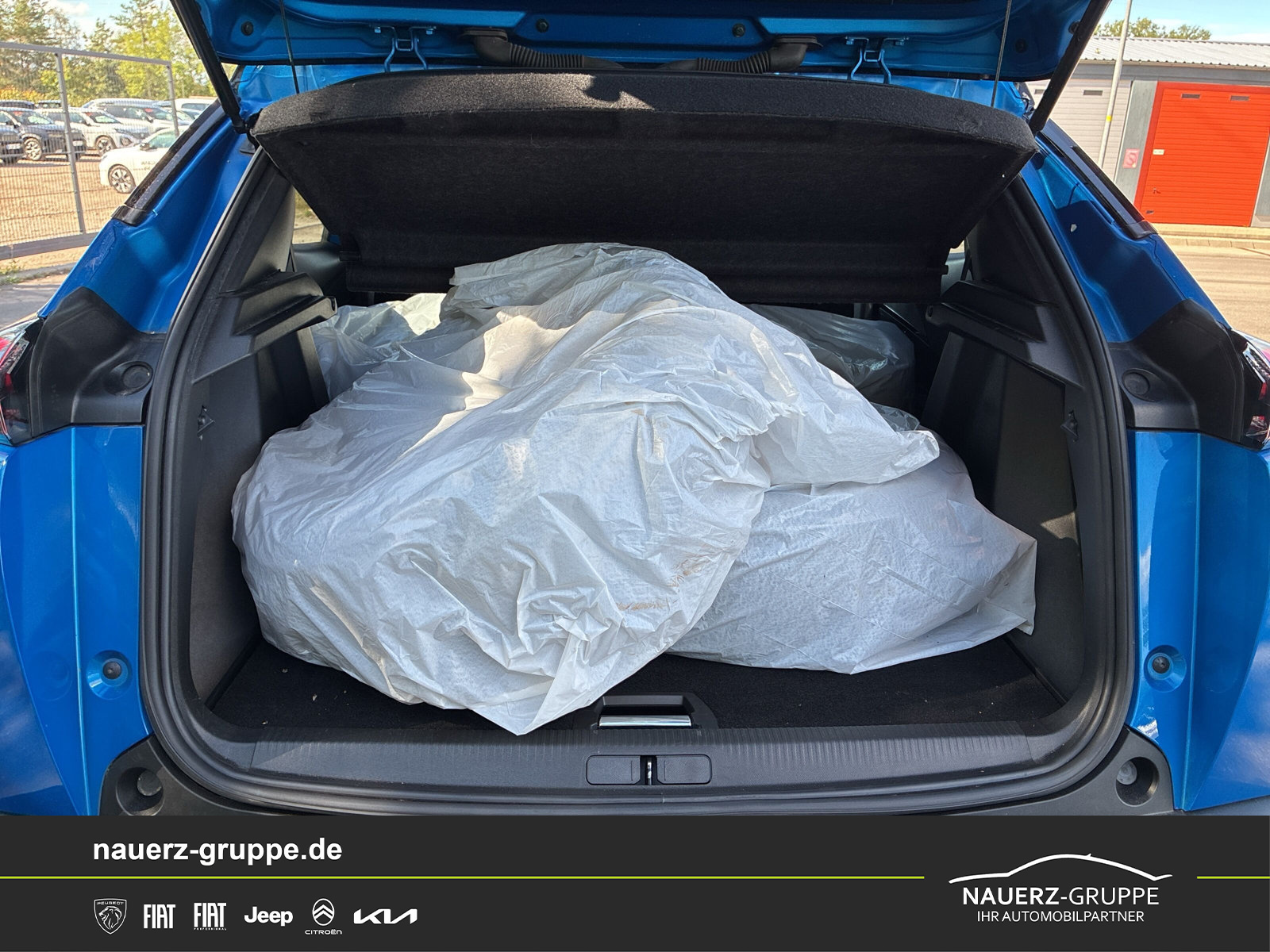 Fahrzeugabbildung Peugeot 2008 e- GT 136 - mit KI generiert/bearbeitet