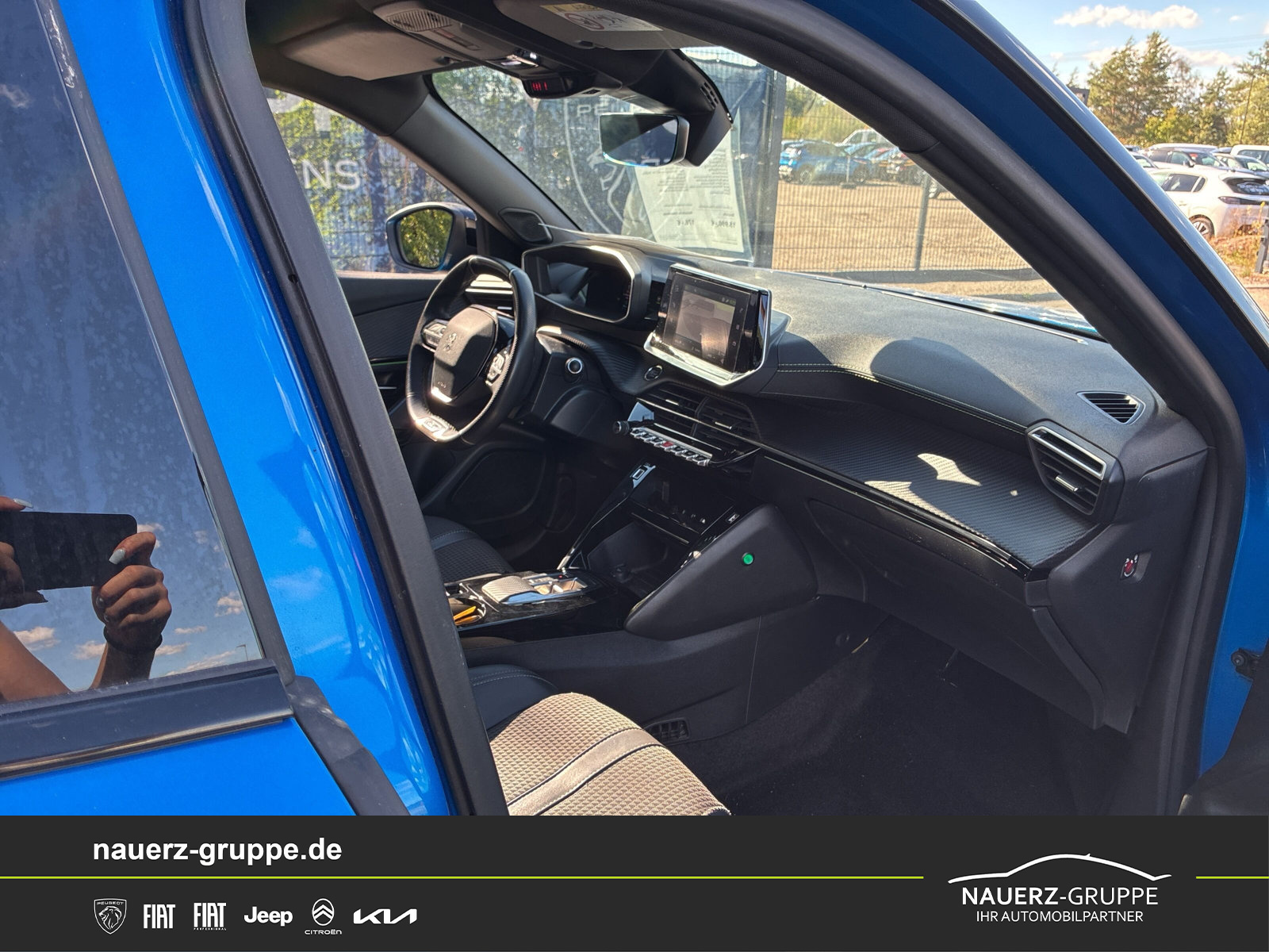 Fahrzeugabbildung Peugeot 2008 e- GT 136 - mit KI generiert/bearbeitet