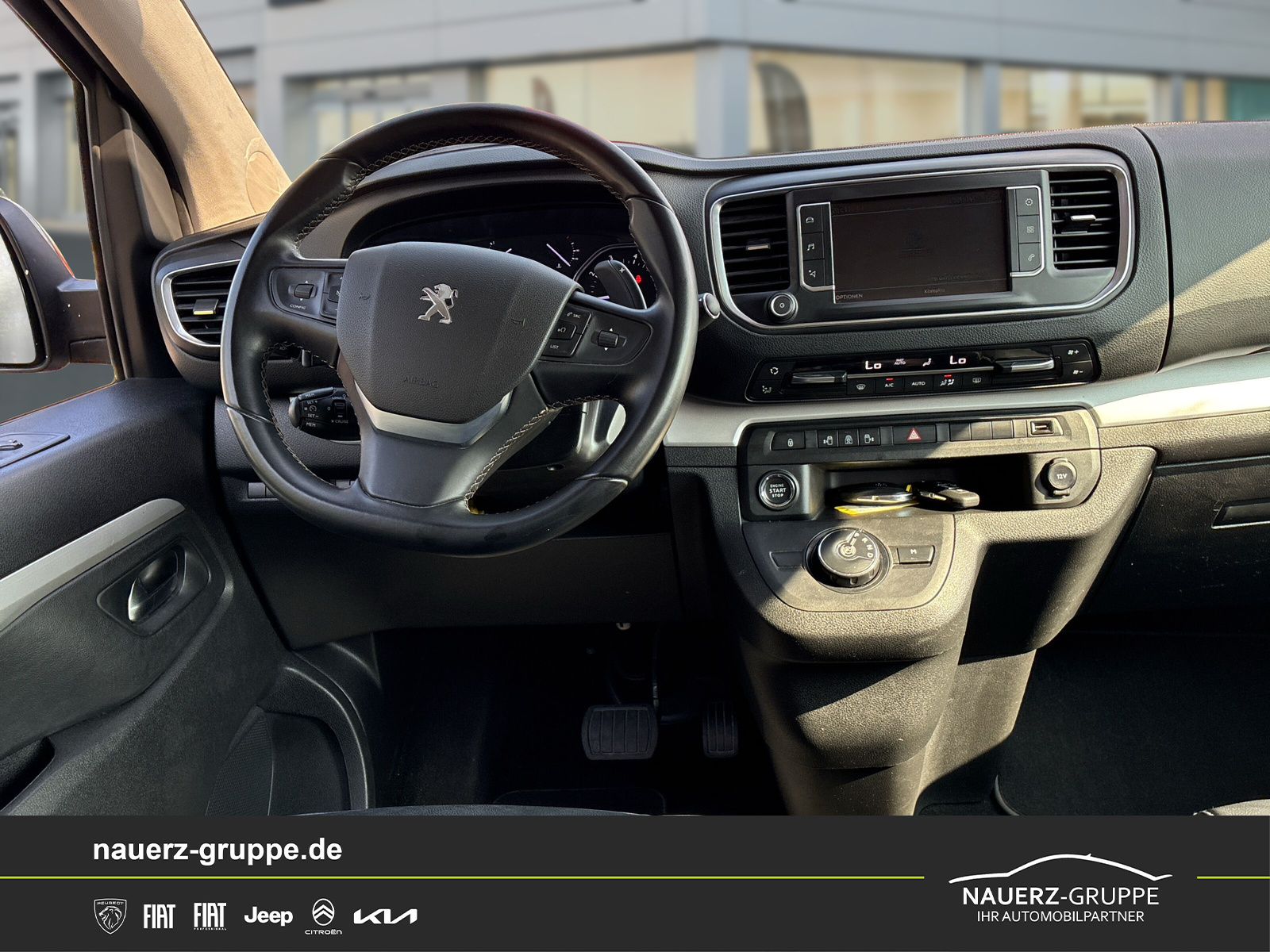 Fahrzeugabbildung Peugeot Traveller Business VIP L2 180 EAT8 - mit KI generiert/bearbeitet