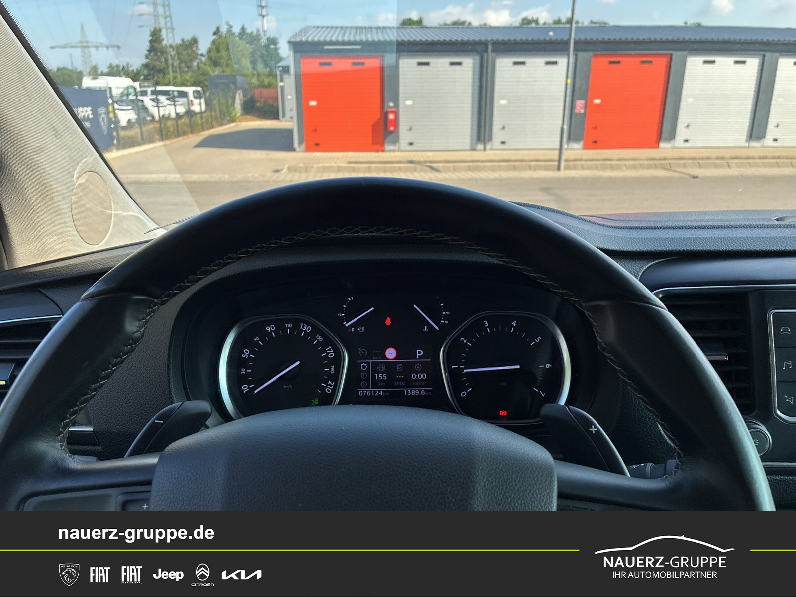 Fahrzeugabbildung Peugeot Traveller Business VIP L2 180 EAT8 - mit KI generiert/bearbeitet