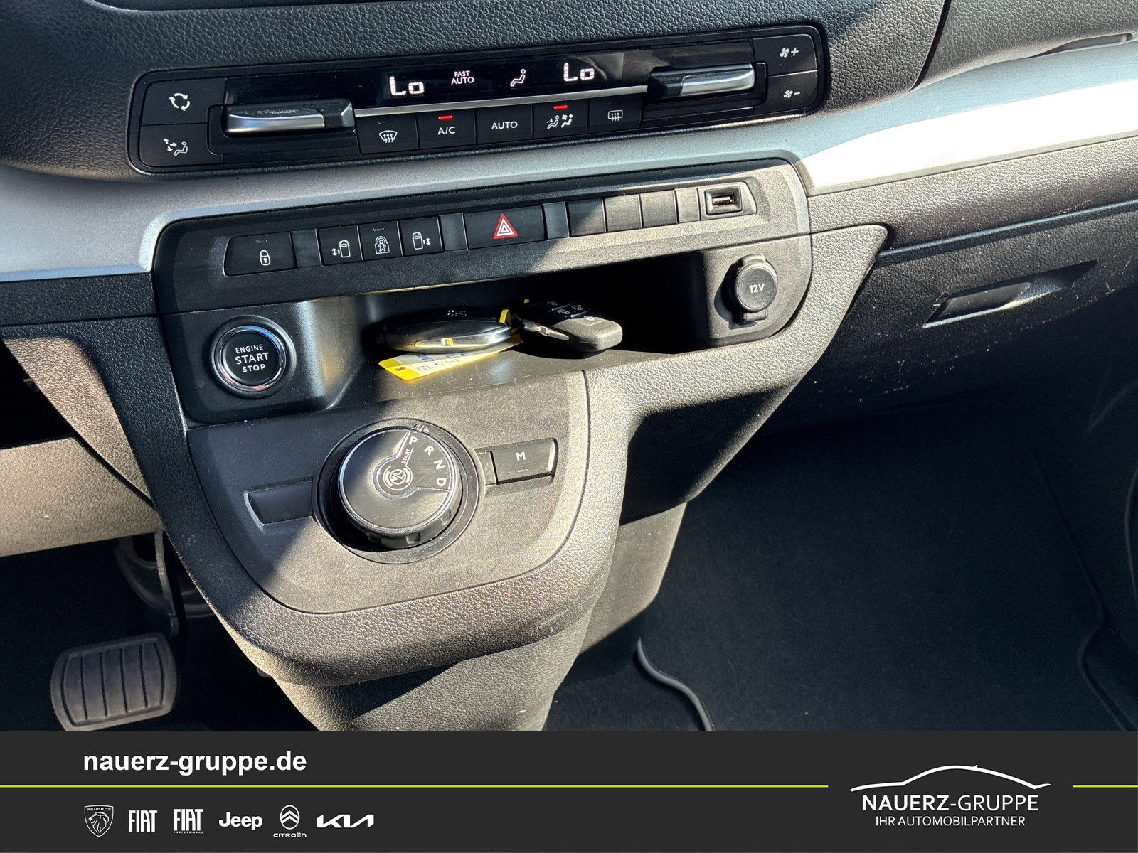 Fahrzeugabbildung Peugeot Traveller Business VIP L2 180 EAT8 - mit KI generiert/bearbeitet