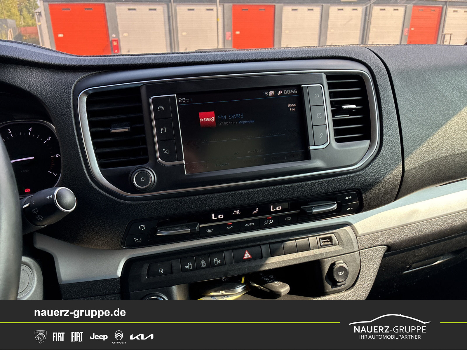 Fahrzeugabbildung Peugeot Traveller Business VIP L2 180 EAT8 - mit KI generiert/bearbeitet