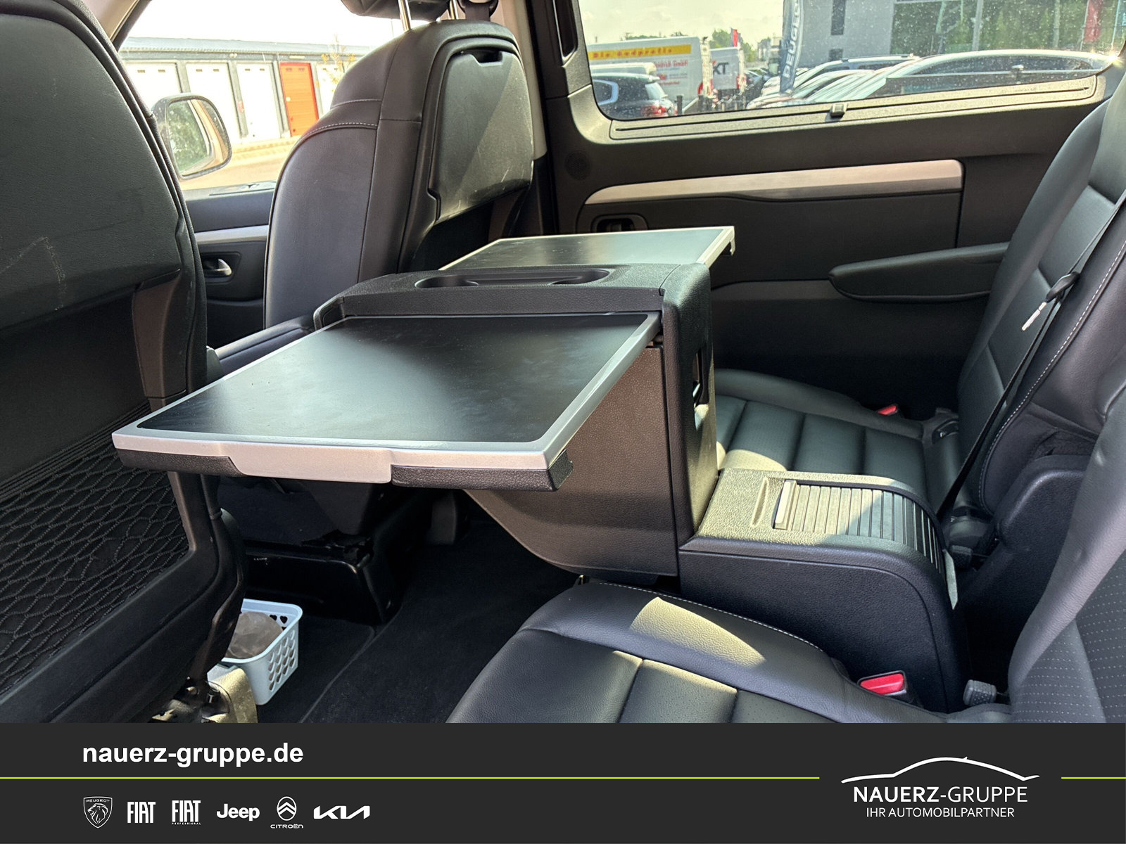 Fahrzeugabbildung Peugeot Traveller Business VIP L2 180 EAT8 - mit KI generiert/bearbeitet
