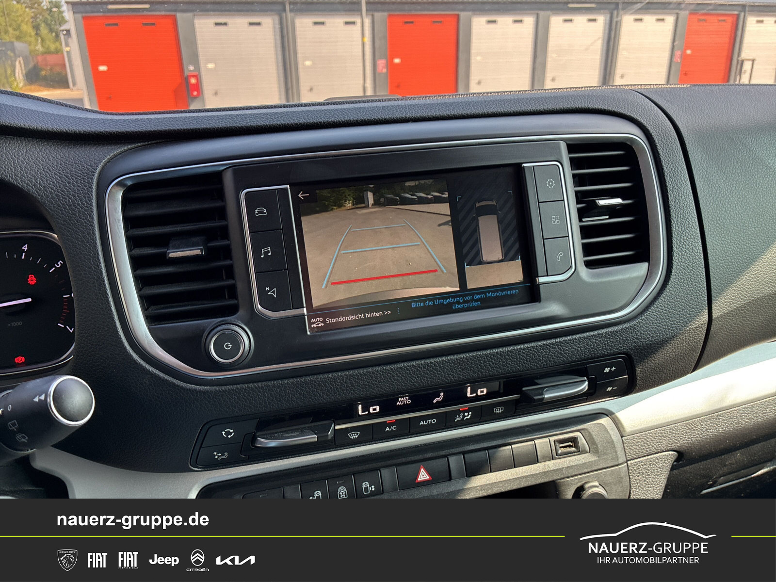 Fahrzeugabbildung Peugeot Traveller Business VIP L2 180 EAT8 - mit KI generiert/bearbeitet
