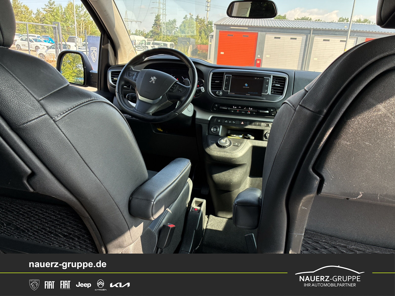 Fahrzeugabbildung Peugeot Traveller Business VIP L2 180 EAT8 - mit KI generiert/bearbeitet
