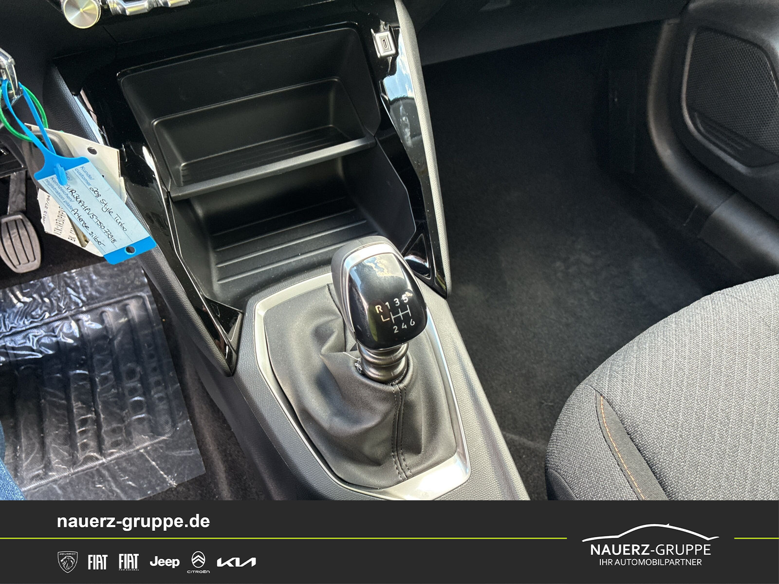 Fahrzeugabbildung Peugeot 208 Style PureTech 100 - mit KI generiert/bearbeitet