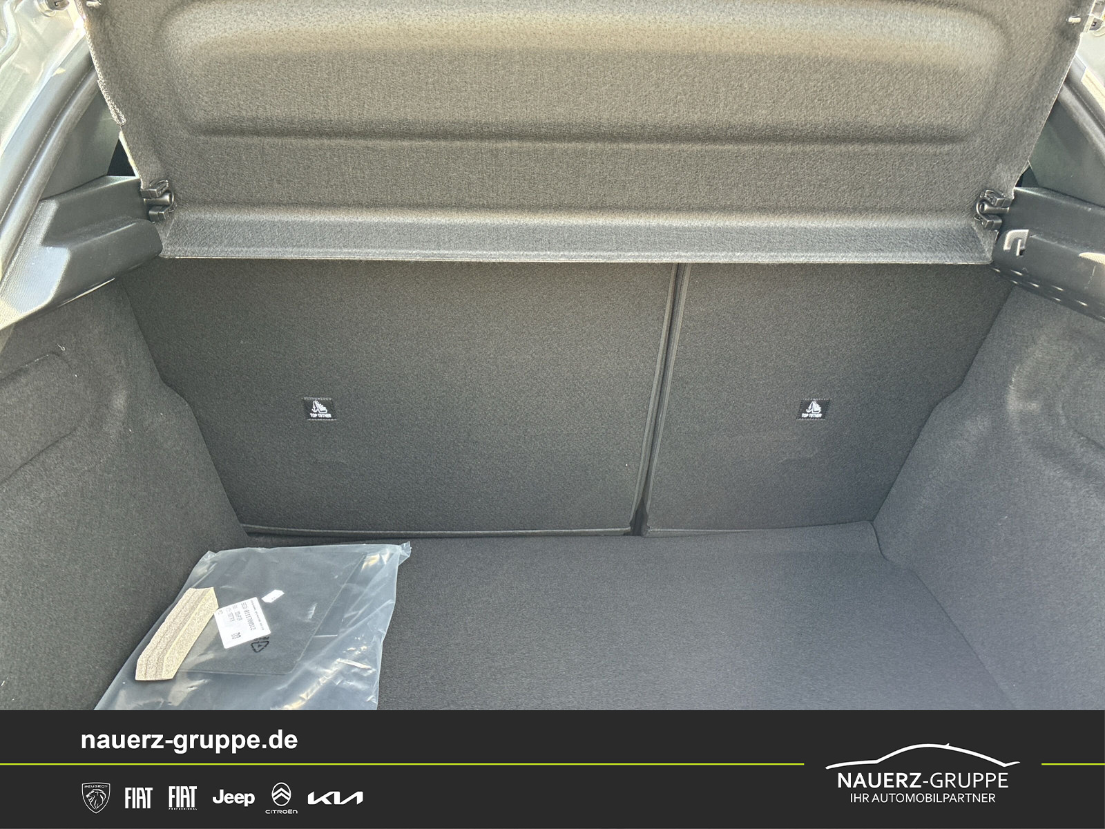 Fahrzeugabbildung Peugeot 208 Style PureTech 100 - mit KI generiert/bearbeitet