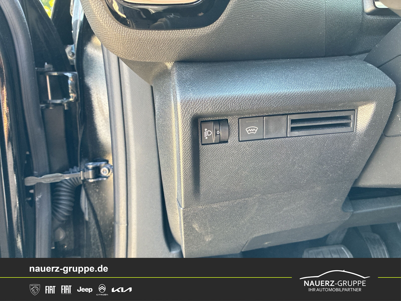 Fahrzeugabbildung Citroen C4 Lim. Plus PureTech 130 EAT8