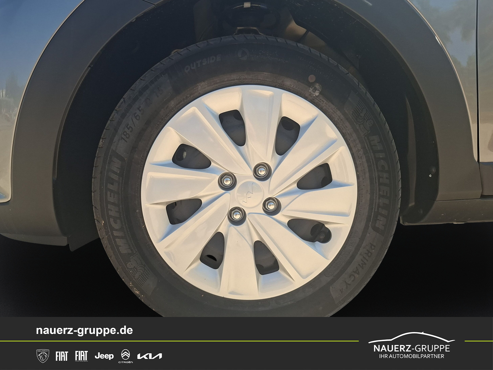 Fahrzeugabbildung Kia Stonic 1.0 T-GDI Edition 7 - mit KI generiert/bearbeitet