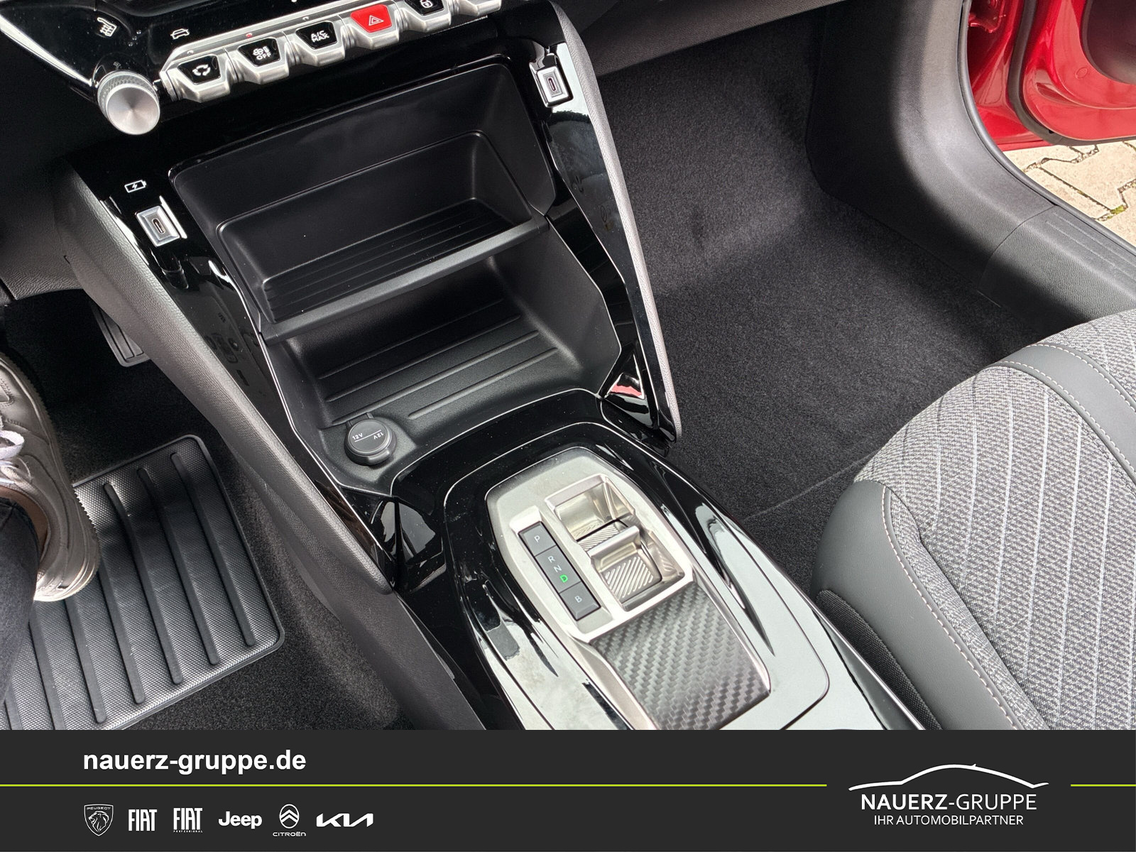 Fahrzeugabbildung Peugeot 208 e- Allure 156 - mit KI generiert/bearbeitet