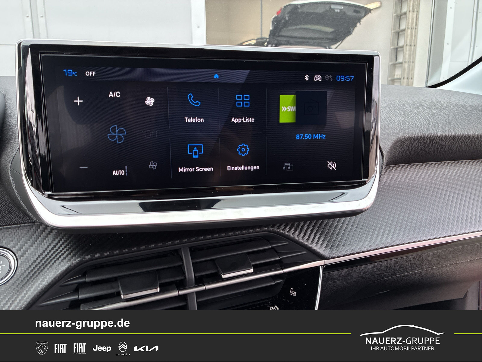 Fahrzeugabbildung Peugeot 208 e- Allure 156 - mit KI generiert/bearbeitet