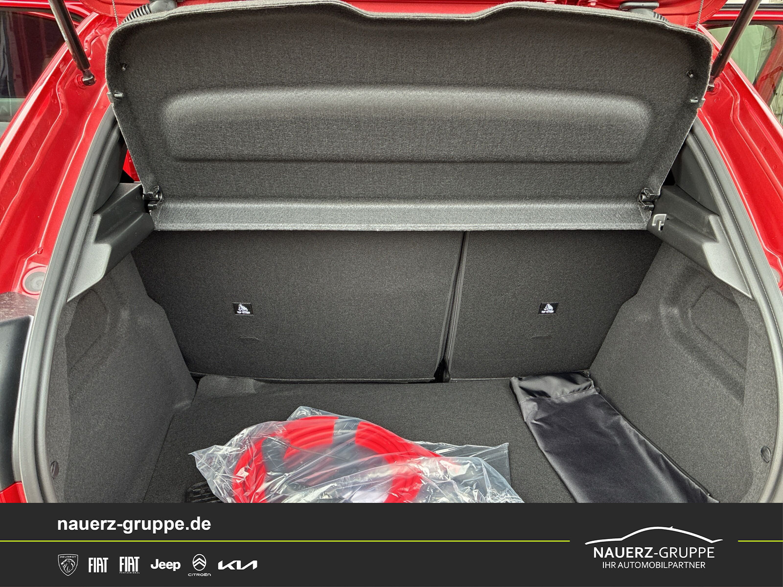 Fahrzeugabbildung Peugeot 208 e- Allure 156 - mit KI generiert/bearbeitet