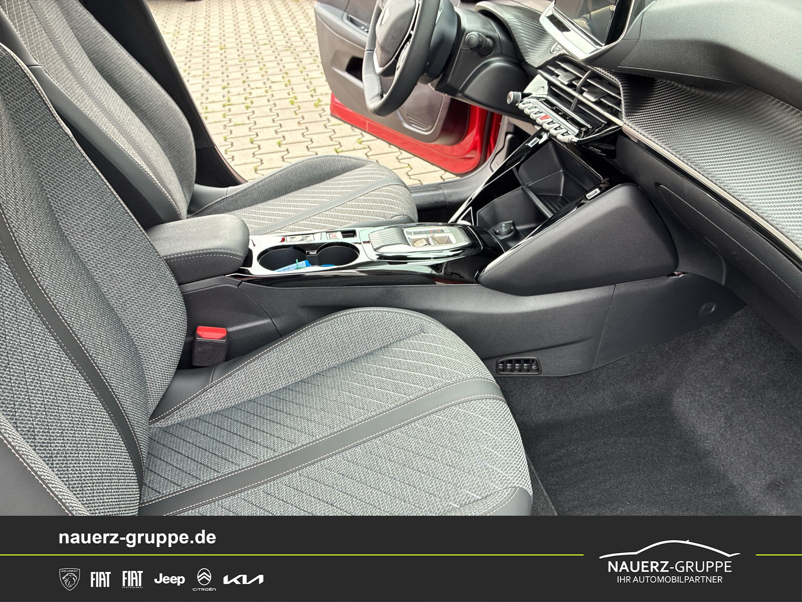 Fahrzeugabbildung Peugeot 208 e- Allure 156 - mit KI generiert/bearbeitet