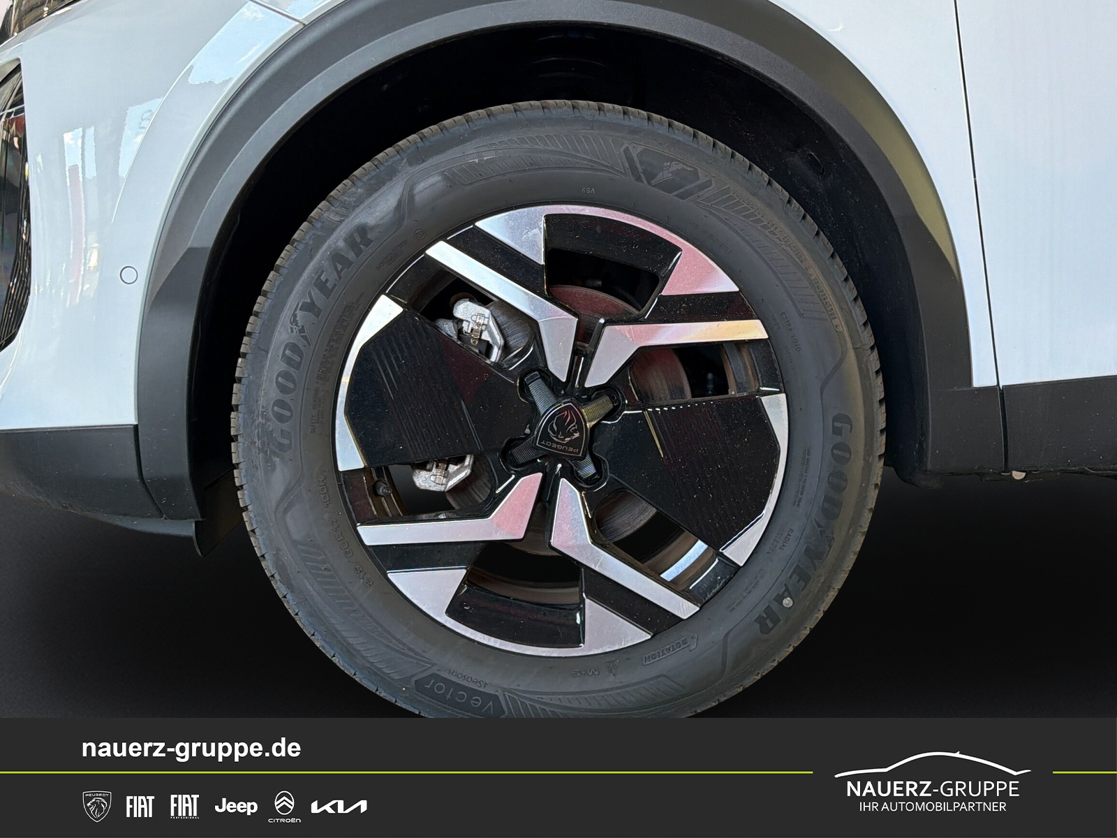 Fahrzeugabbildung Peugeot 2008 Hybrid 145 GT