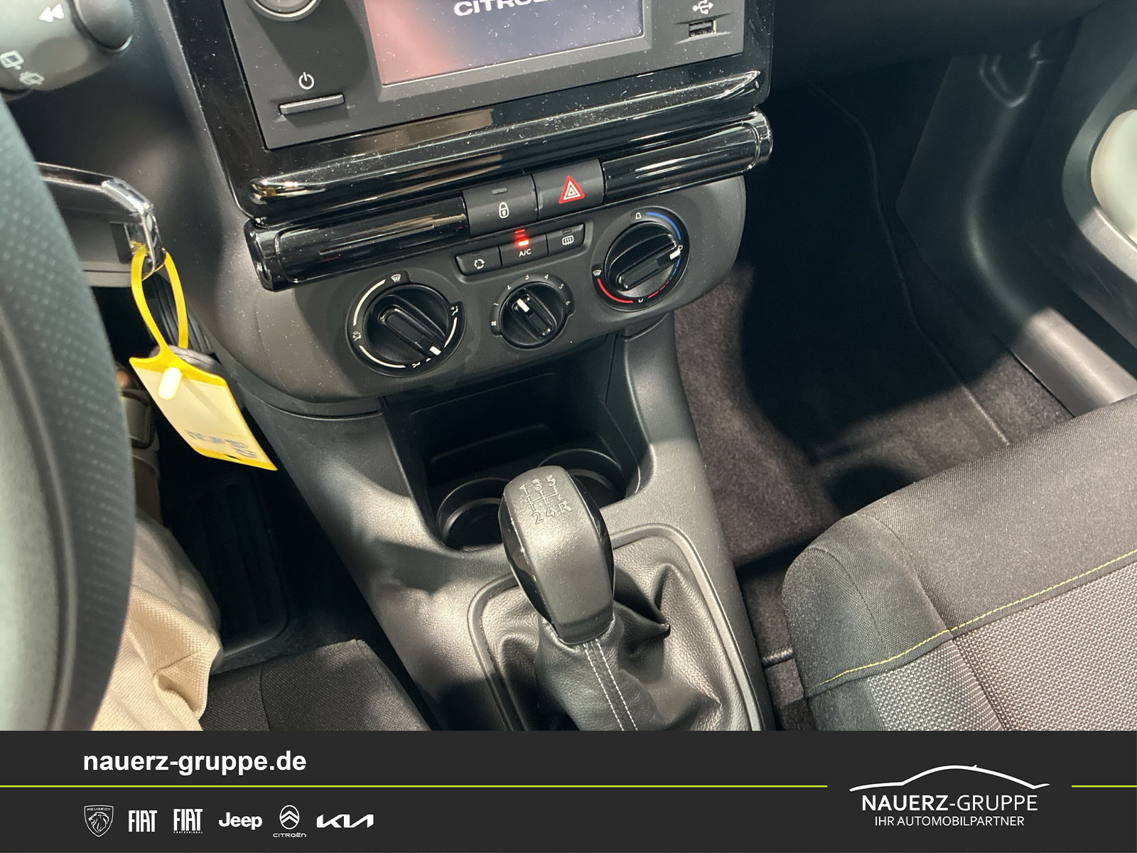 Fahrzeugabbildung Citroen C3 Feel PureTech 82 5-Türer - mit KI generiert/bearbeitet