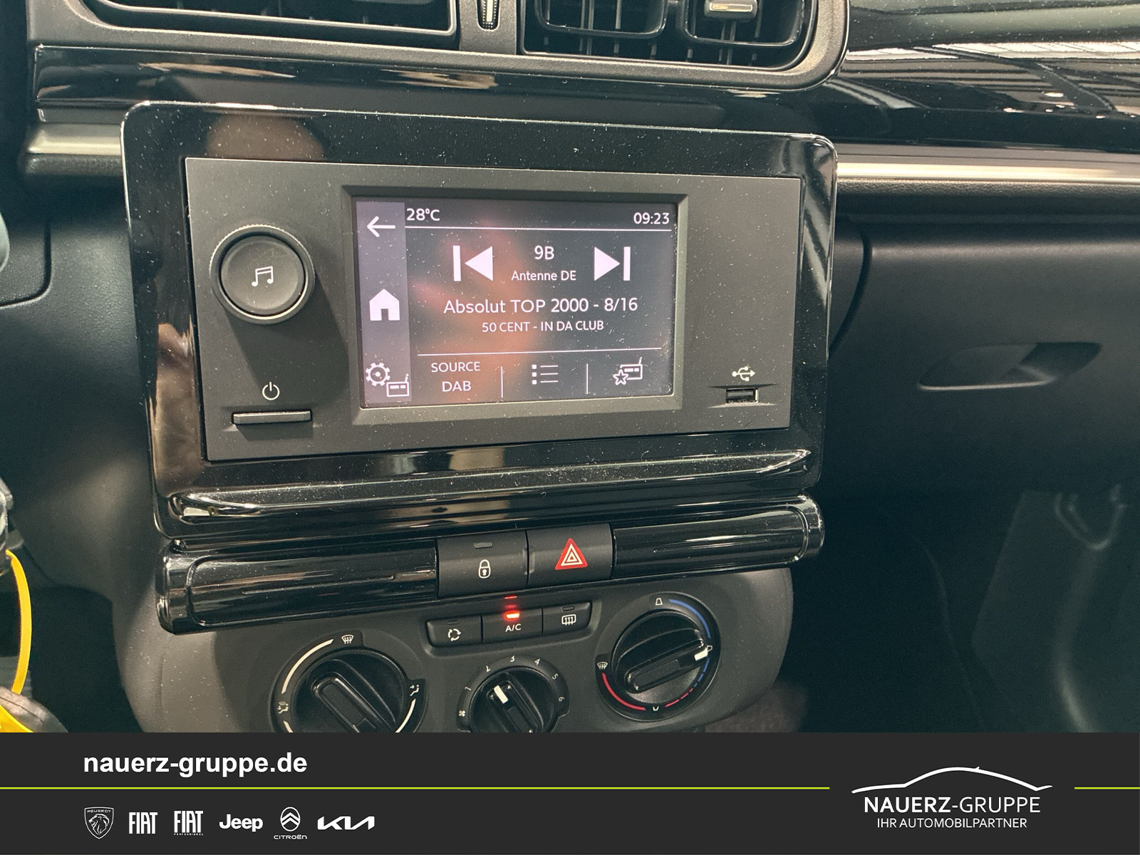 Fahrzeugabbildung Citroen C3 Feel PureTech 82 5-Türer - mit KI generiert/bearbeitet