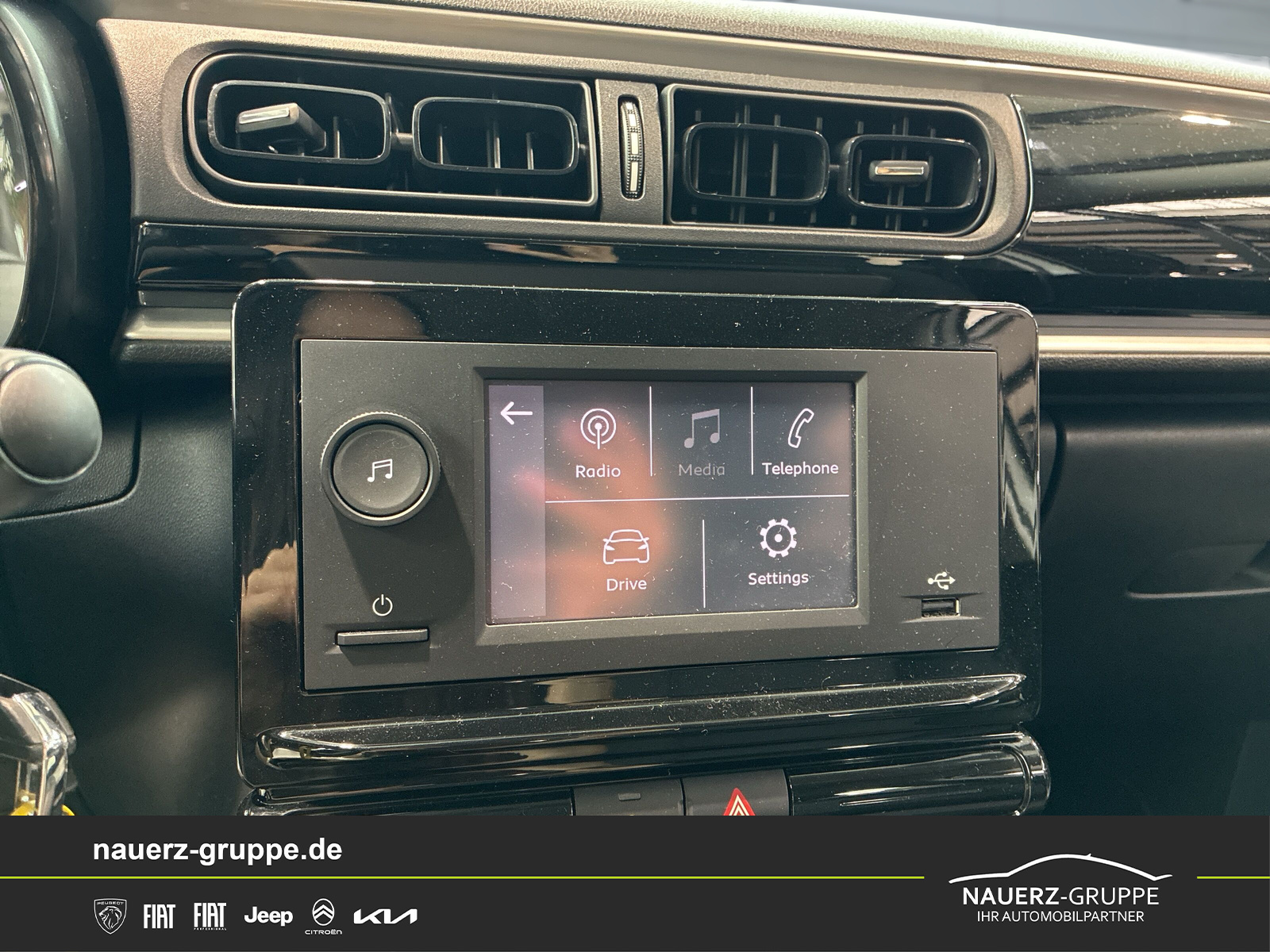 Fahrzeugabbildung Citroen C3 Feel PureTech 82 5-Türer - mit KI generiert/bearbeitet