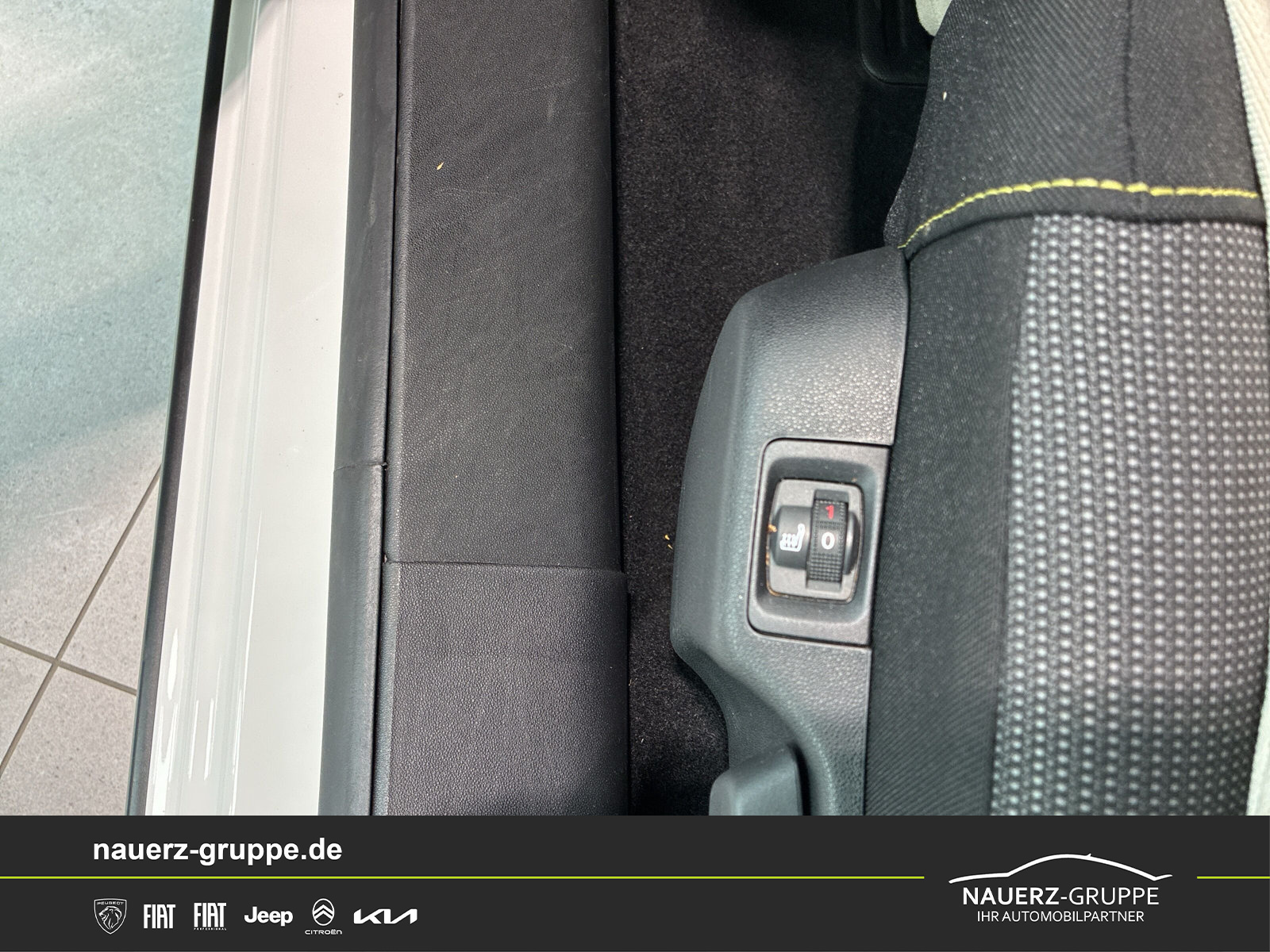 Fahrzeugabbildung Citroen C3 Feel PureTech 82 5-Türer - mit KI generiert/bearbeitet