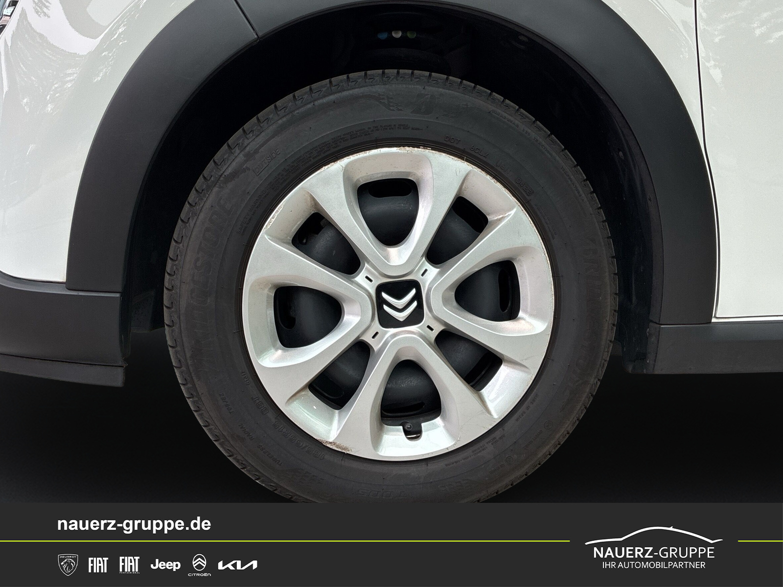 Fahrzeugabbildung Citroen C3 Feel PureTech 82 5-Türer - mit KI generiert/bearbeitet