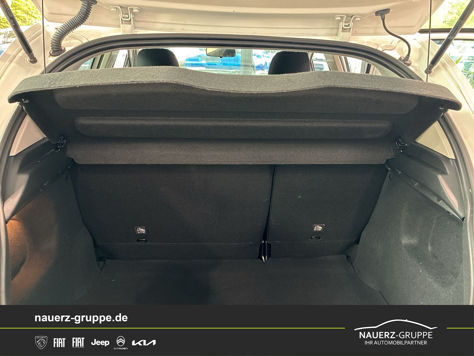 Fahrzeugabbildung Citroen C3 Feel PureTech 82 5-Türer - mit KI generiert/bearbeitet