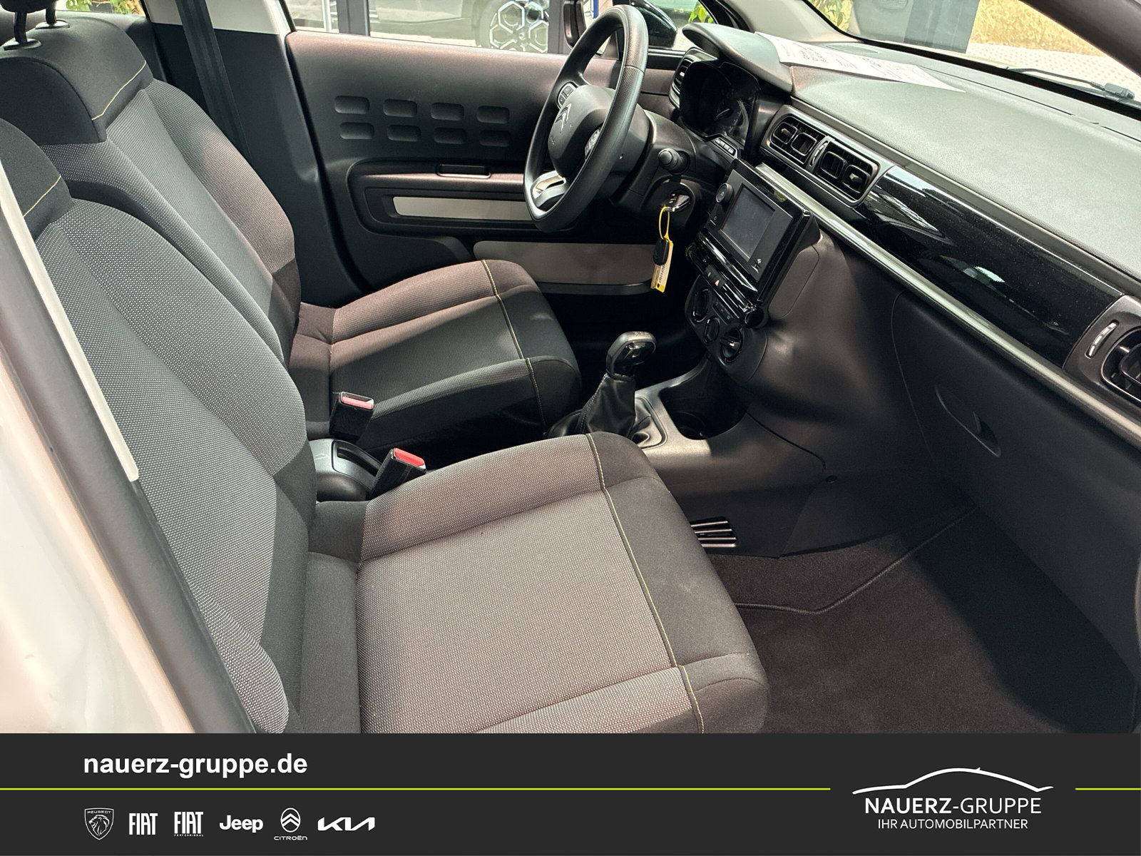 Fahrzeugabbildung Citroen C3 Feel PureTech 82 5-Türer - mit KI generiert/bearbeitet