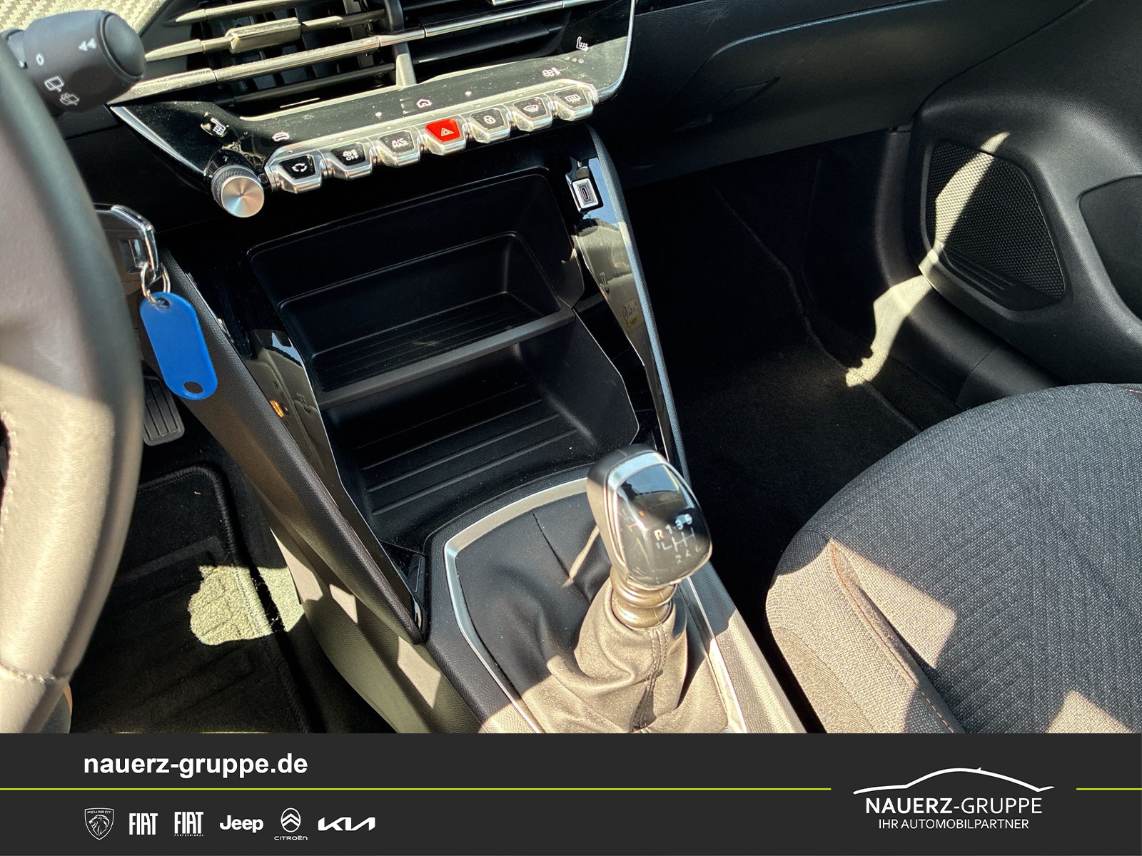 Fahrzeugabbildung Peugeot 208 Style PureTech 100