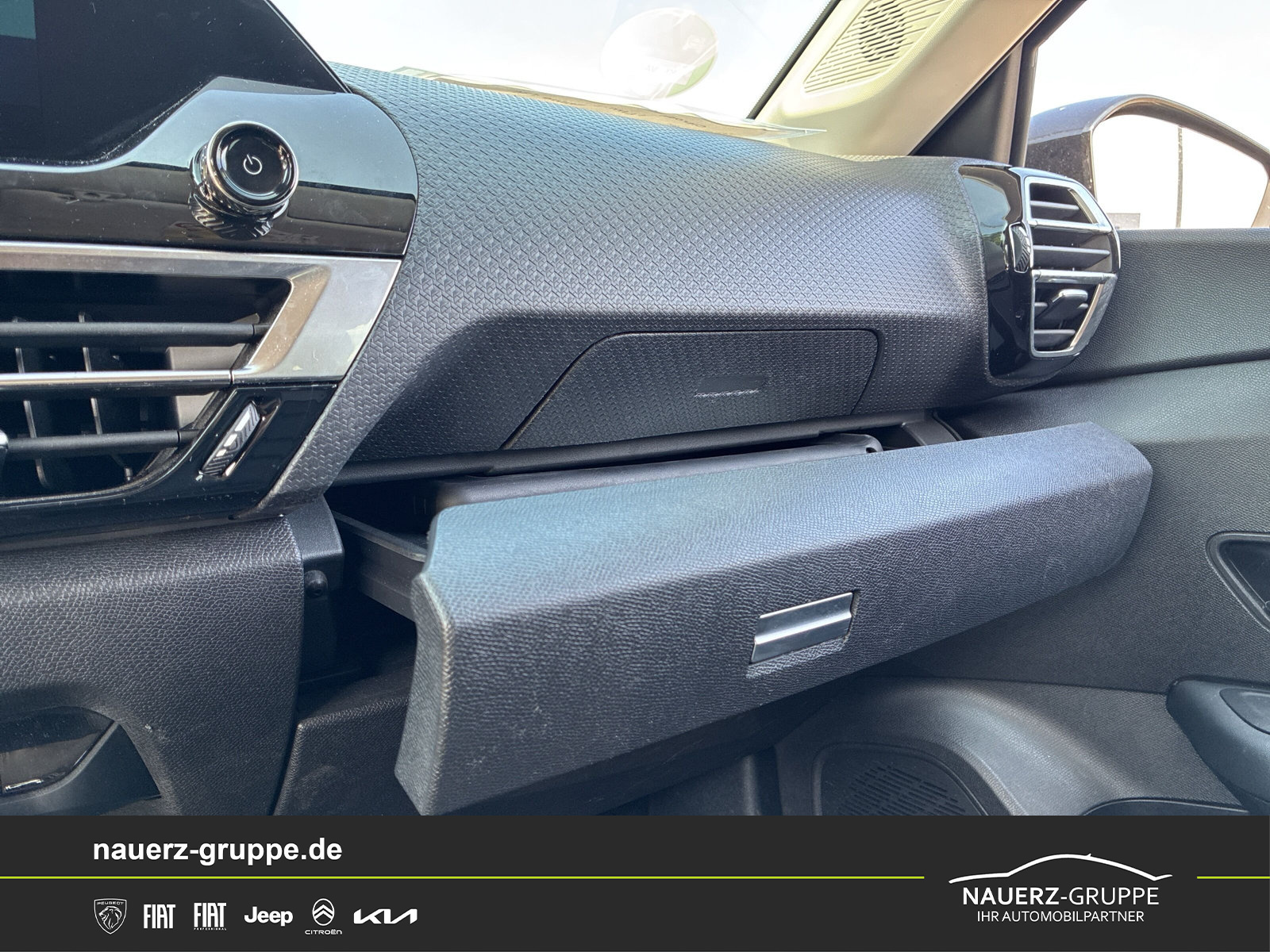 Fahrzeugabbildung Citroen C4 Lim. ë- Shine 136