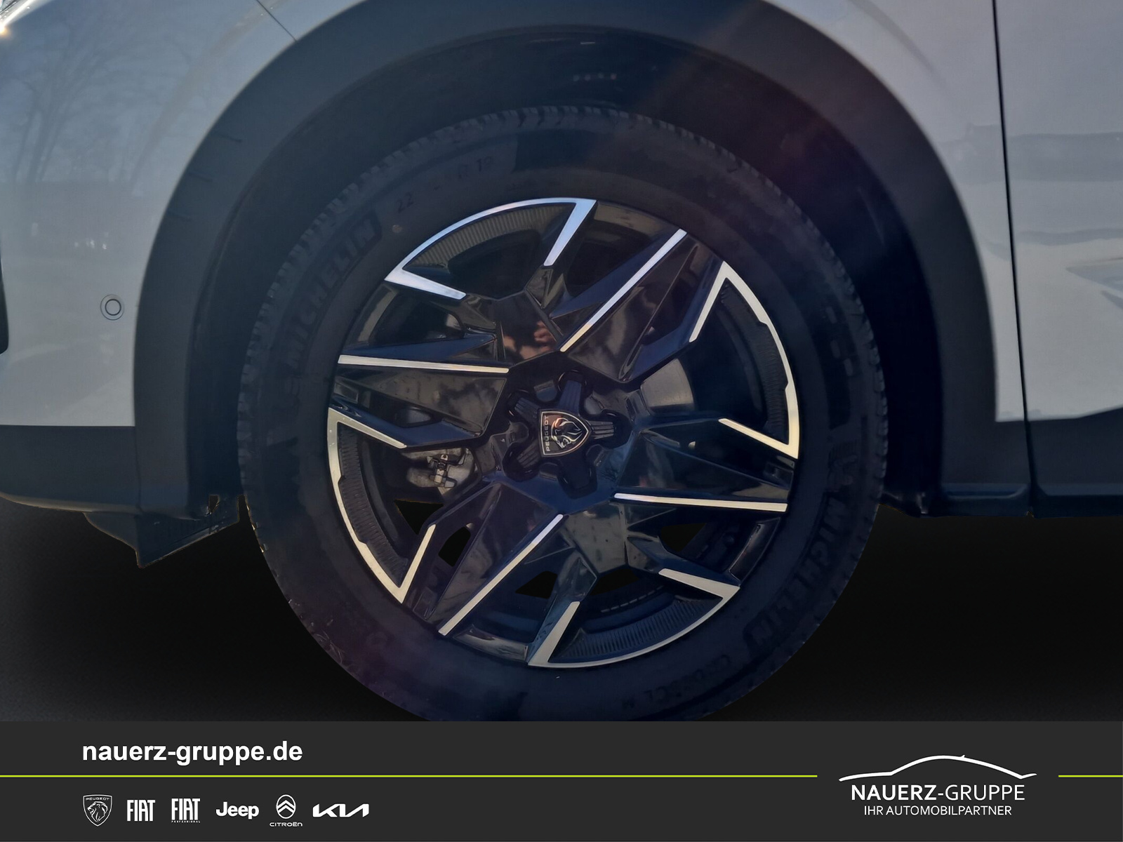 Fahrzeugabbildung Peugeot 5008 Allure Hybrid 145 e-DCS6