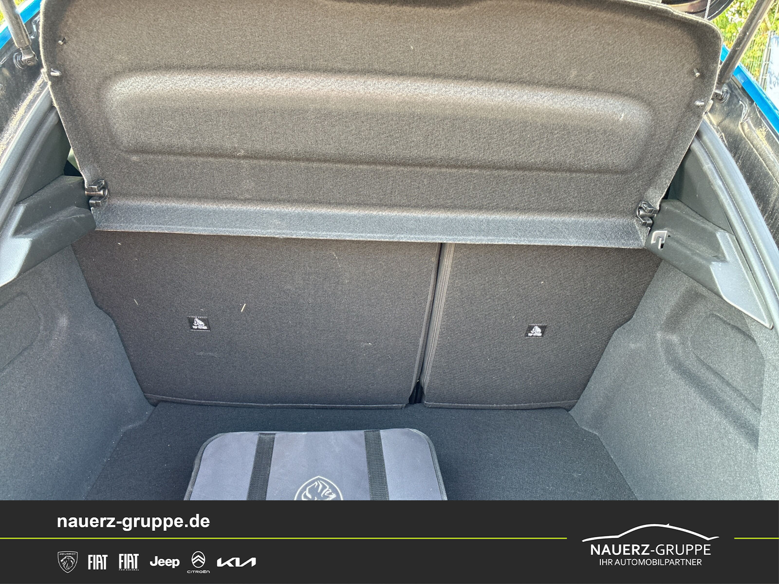 Fahrzeugabbildung Peugeot 208 e- GT 156 - mit KI generiert/bearbeitet