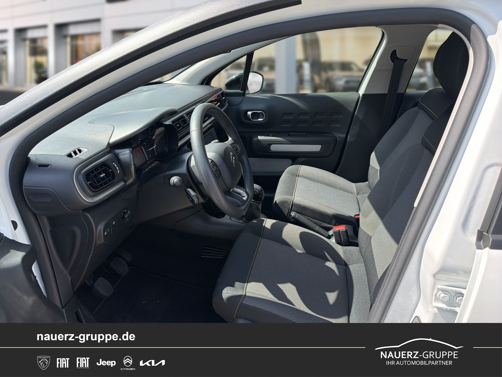 Fahrzeugabbildung Citroen C3 PureTech 82 5-Türer Feel - mit KI generiert/bearbeitet
