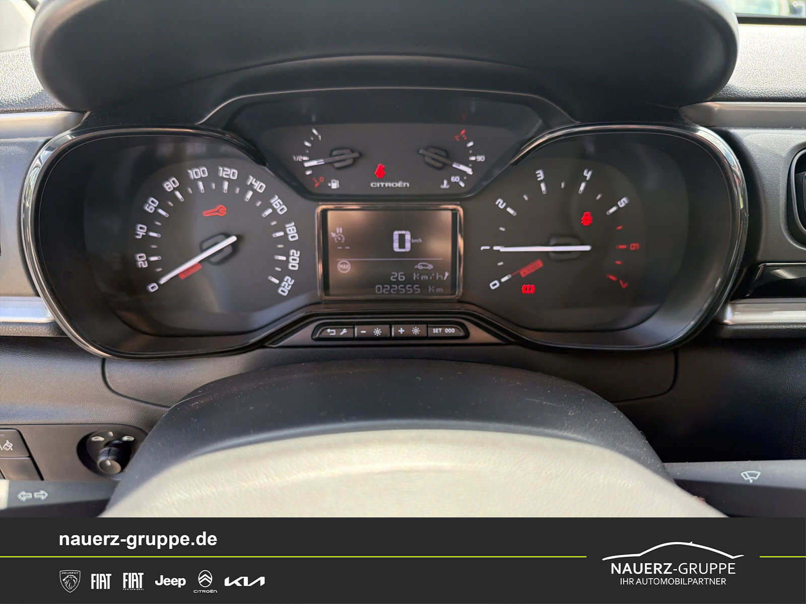 Fahrzeugabbildung Citroen C3 PureTech 82 5-Türer Feel - mit KI generiert/bearbeitet