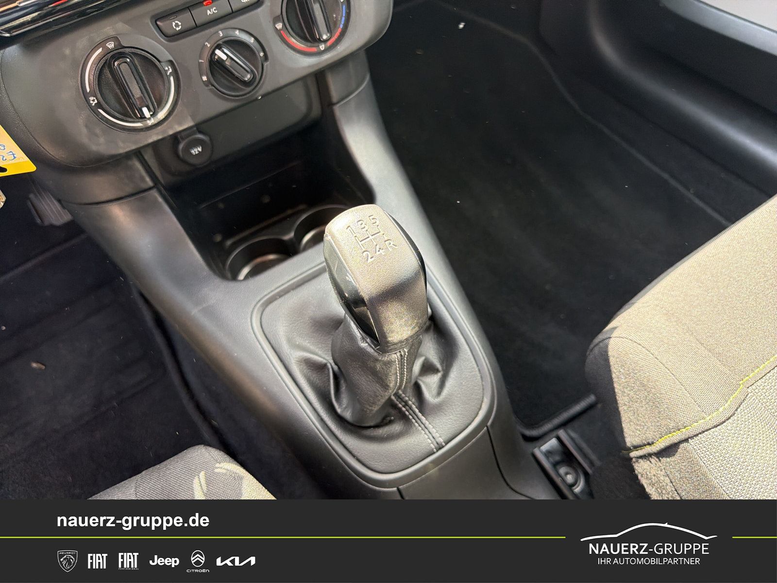Fahrzeugabbildung Citroen C3 PureTech 82 5-Türer Feel - mit KI generiert/bearbeitet