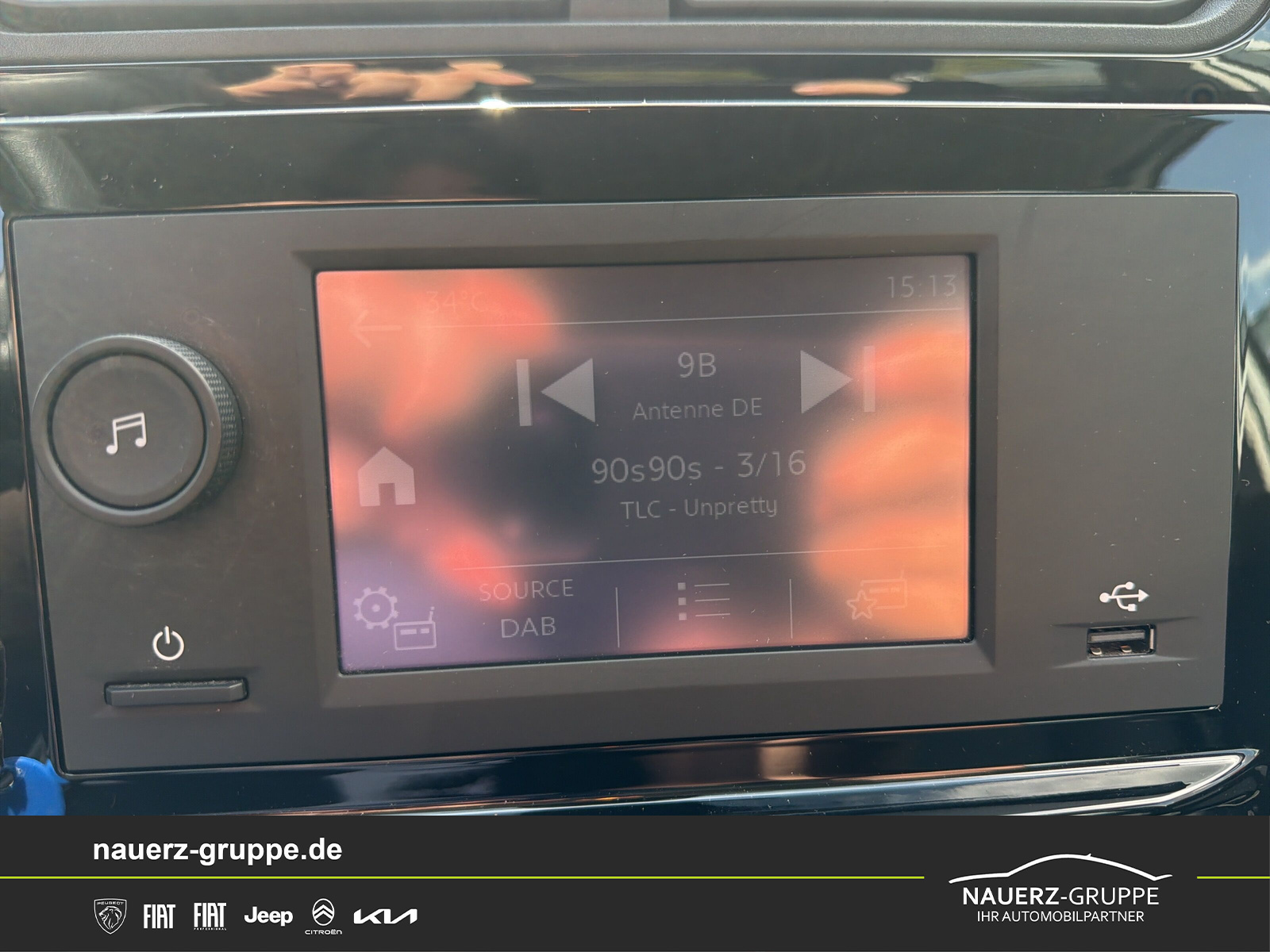 Fahrzeugabbildung Citroen C3 PureTech 82 5-Türer Feel - mit KI generiert/bearbeitet