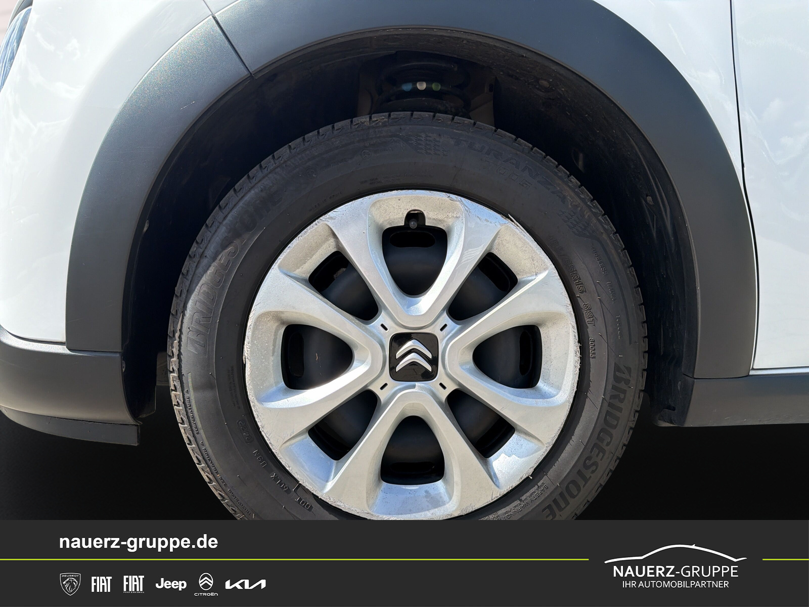 Fahrzeugabbildung Citroen C3 PureTech 82 5-Türer Feel - mit KI generiert/bearbeitet