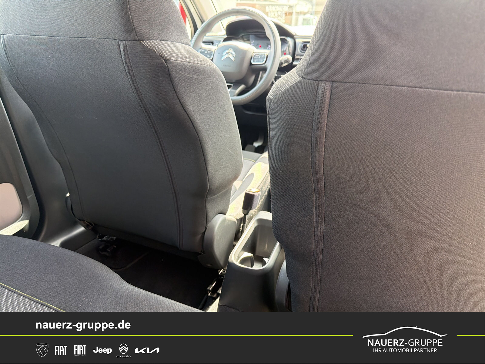 Fahrzeugabbildung Citroen C3 PureTech 82 5-Türer Feel - mit KI generiert/bearbeitet