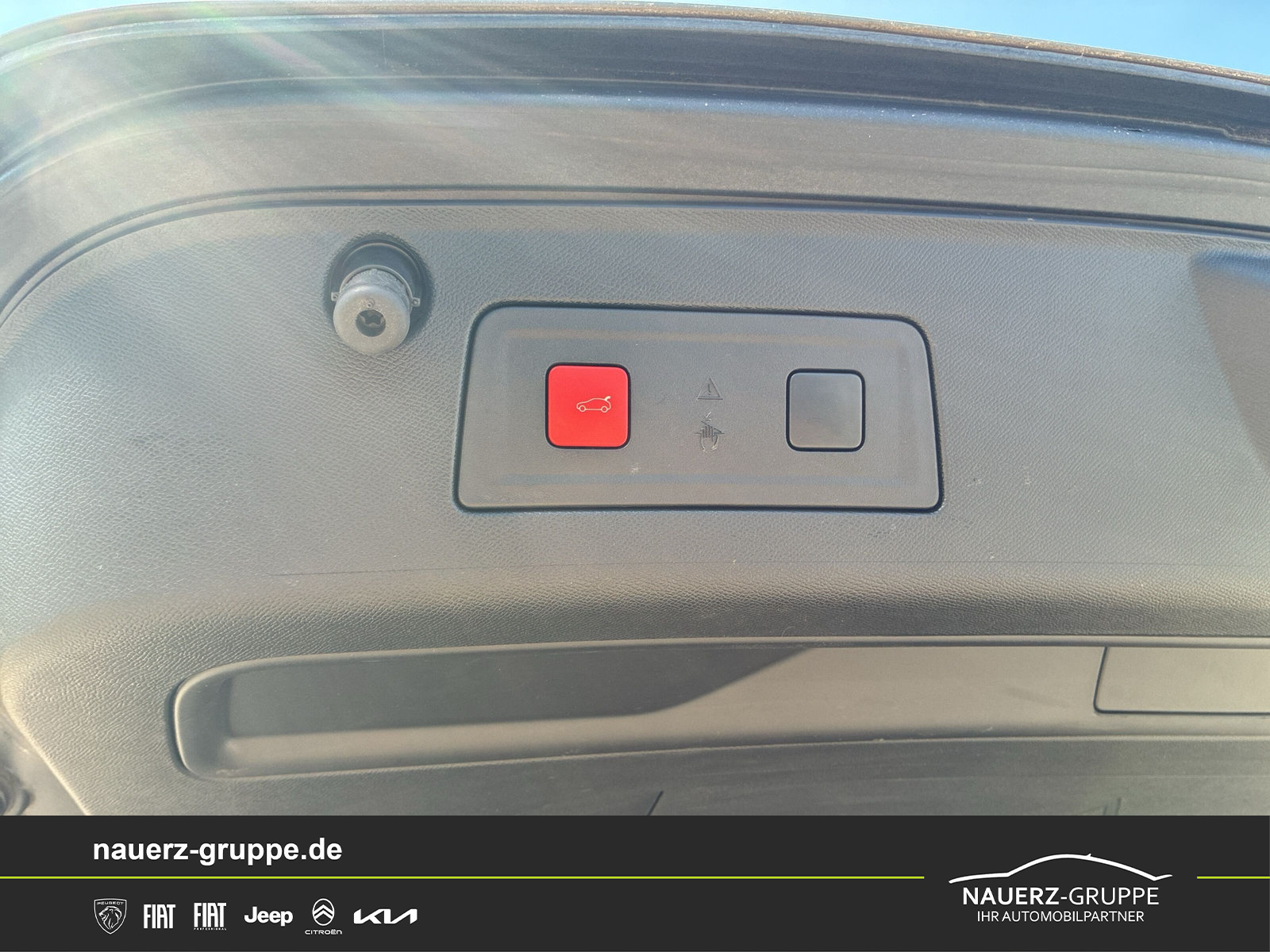 Fahrzeugabbildung Peugeot 508 SW Hybrid 4 360 PSE - mit KI generiert/bearbeitet